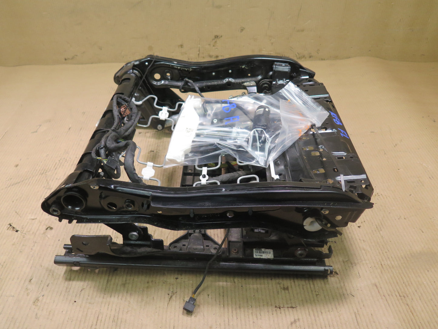 10-13 BMW F07 GT 5-SERIES FRONT LEFT SEAT LOWER FRAME TRACK RAIL MOTOR OEM