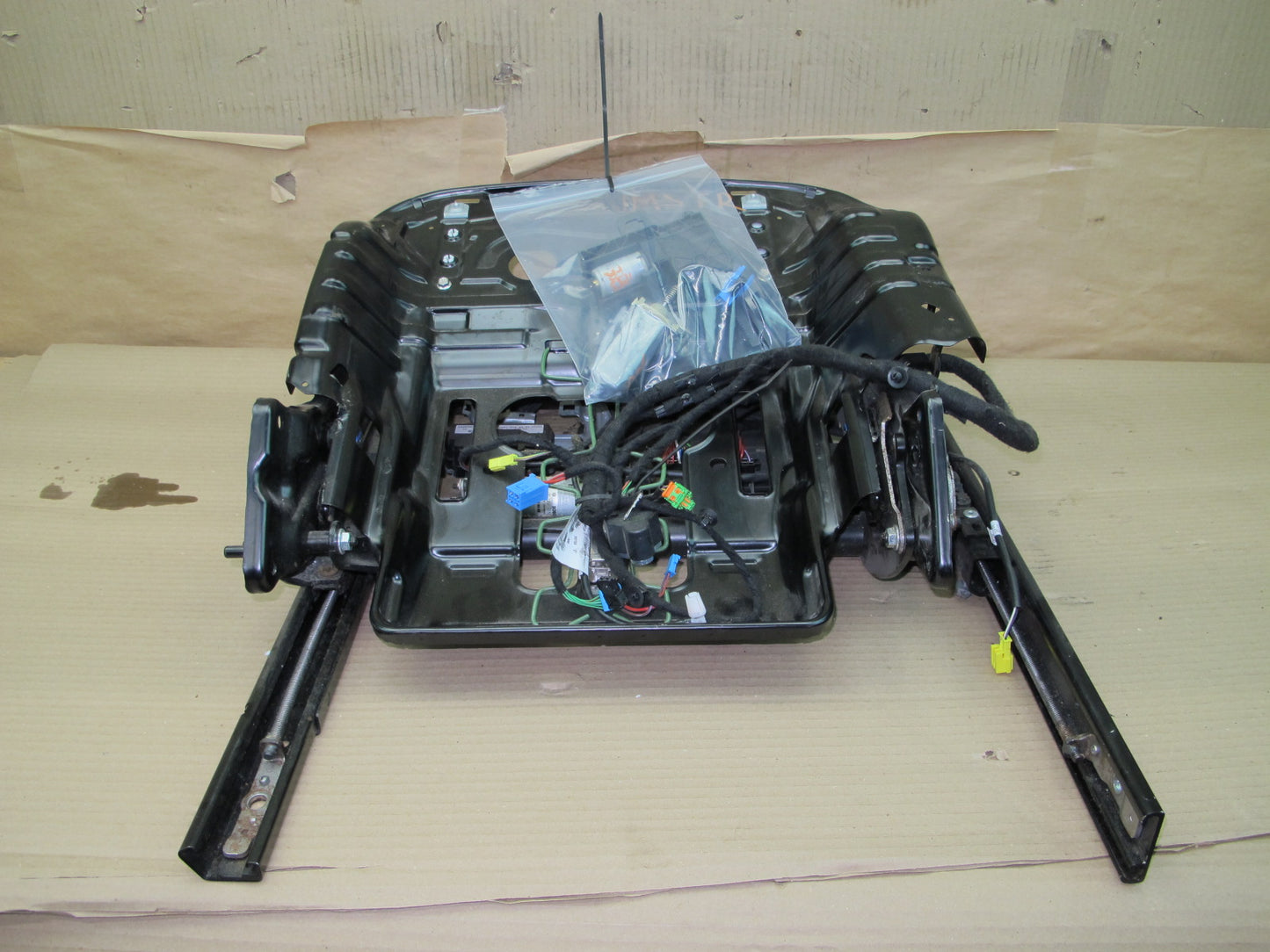 07-13 MERCEDES W221 S-CLASS FRONT RIGHT SEAT LOWER FRAME TRACK RAIL MOTOR OEM