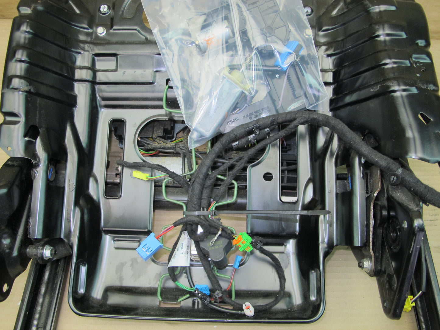 07-13 MERCEDES W221 S-CLASS FRONT RIGHT SEAT LOWER FRAME TRACK RAIL MOTOR OEM