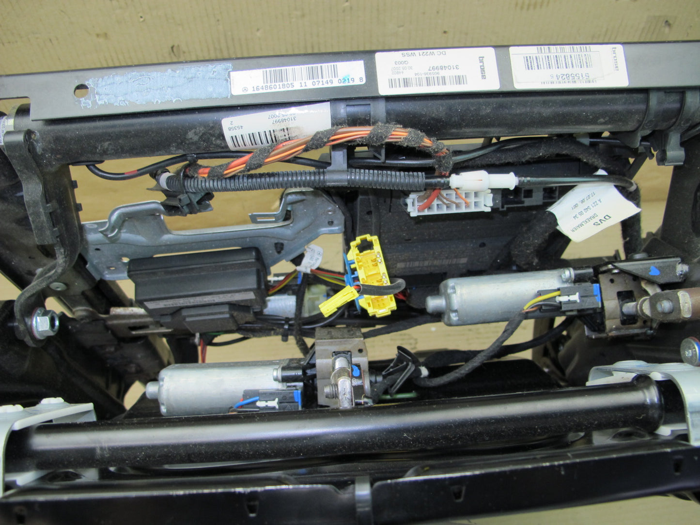 07-13 MERCEDES W221 S-CLASS FRONT RIGHT SEAT LOWER FRAME TRACK RAIL MOTOR OEM