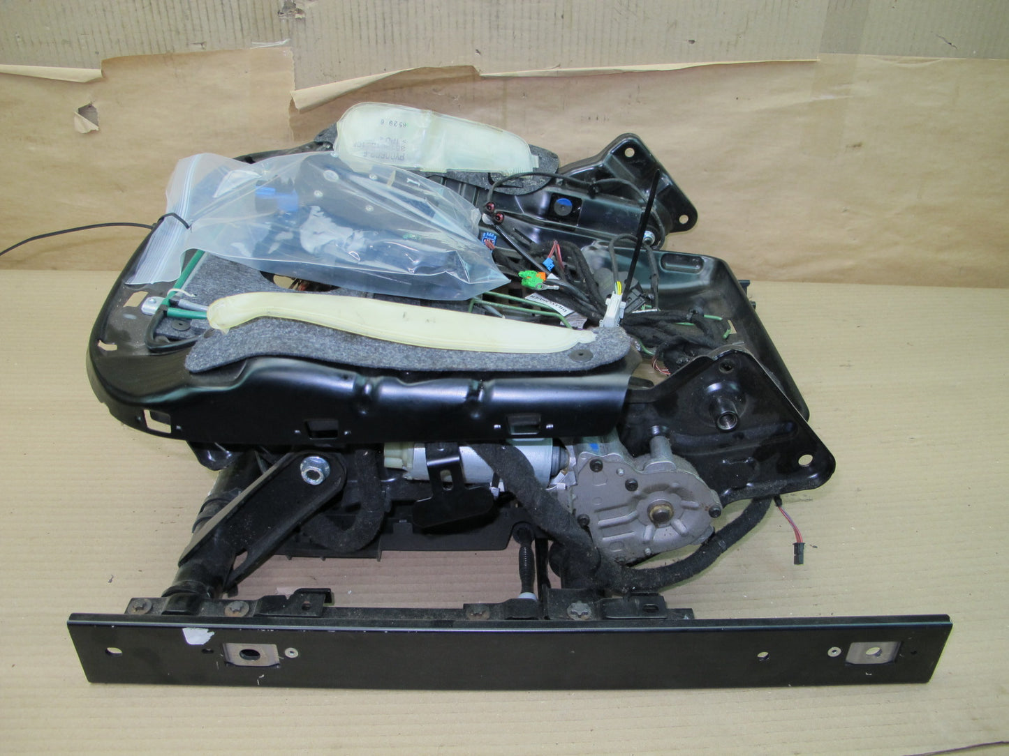 07-13 MERCEDES W221 S-CLASS FRONT LEFT SEAT LOWER FRAME TRACK RAIL MOTOR OEM