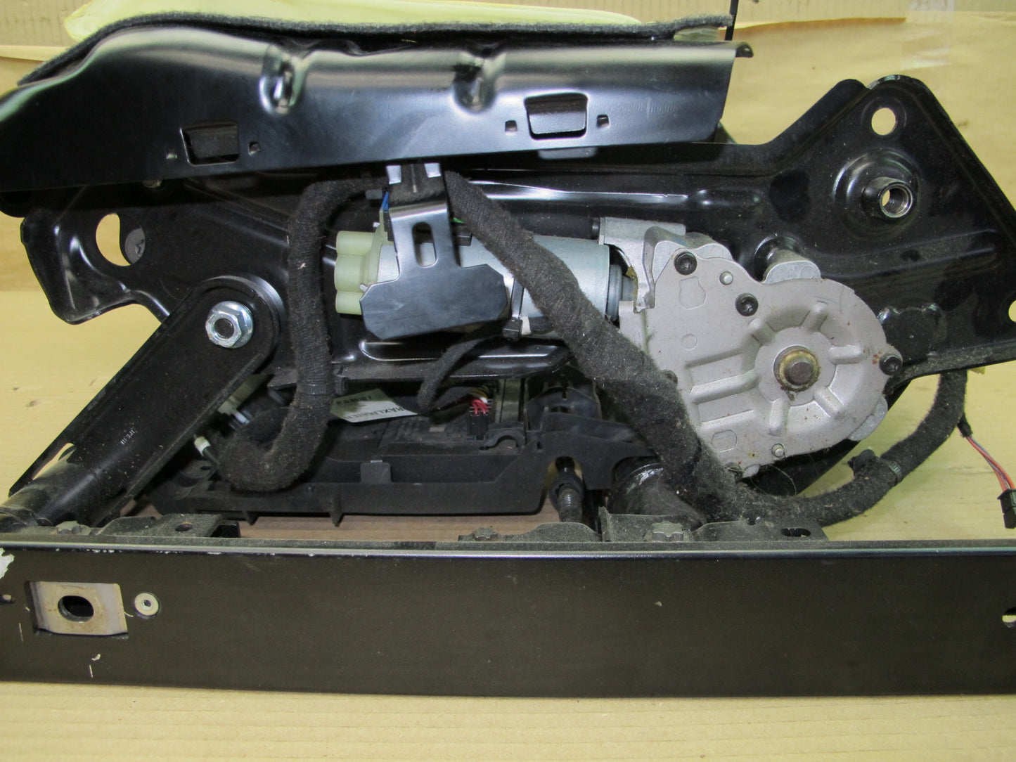 07-13 MERCEDES W221 S-CLASS FRONT LEFT SEAT LOWER FRAME TRACK RAIL MOTOR OEM