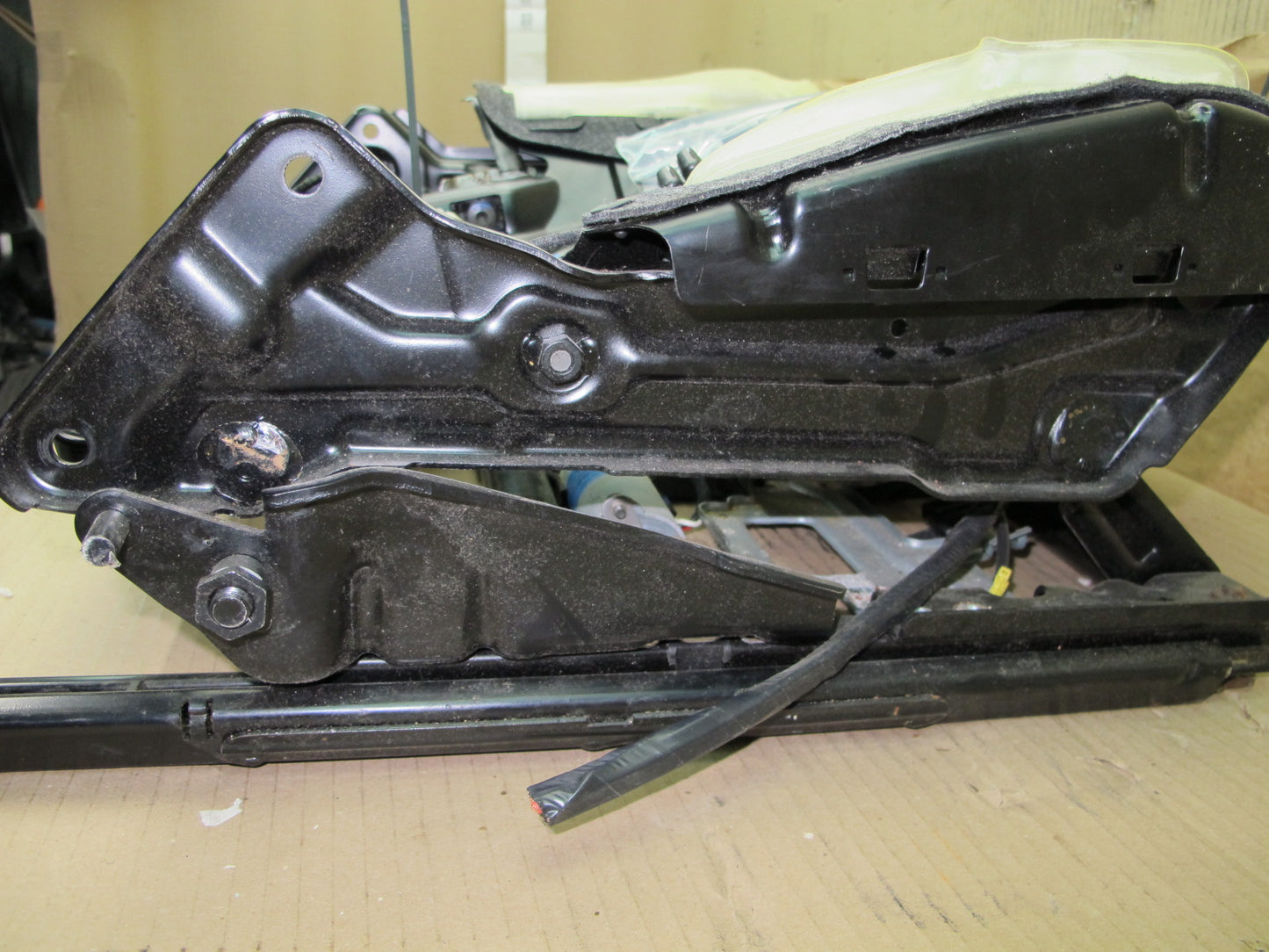 07-13 MERCEDES W221 S-CLASS FRONT LEFT SEAT LOWER FRAME TRACK RAIL MOTOR OEM