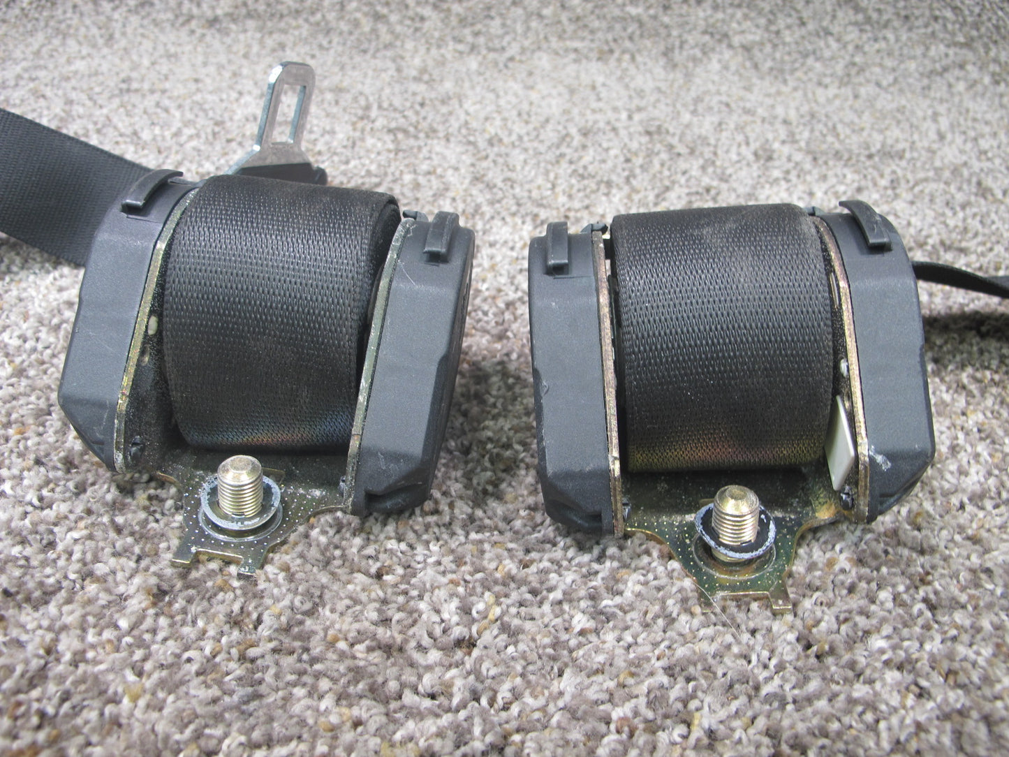 84-91 BMW E30 REAR LEFT & RIGHT SEATBELT RETRACTOR W/ BUCKLE OEM