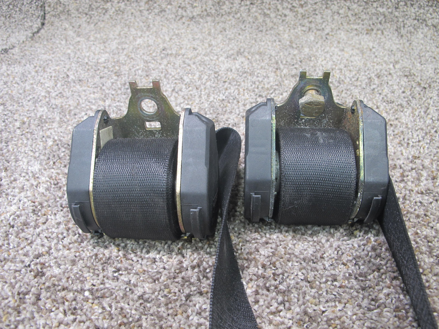 84-91 BMW E30 FRONT LEFT & RIGHT SEATBELT RETRACTOR OEM