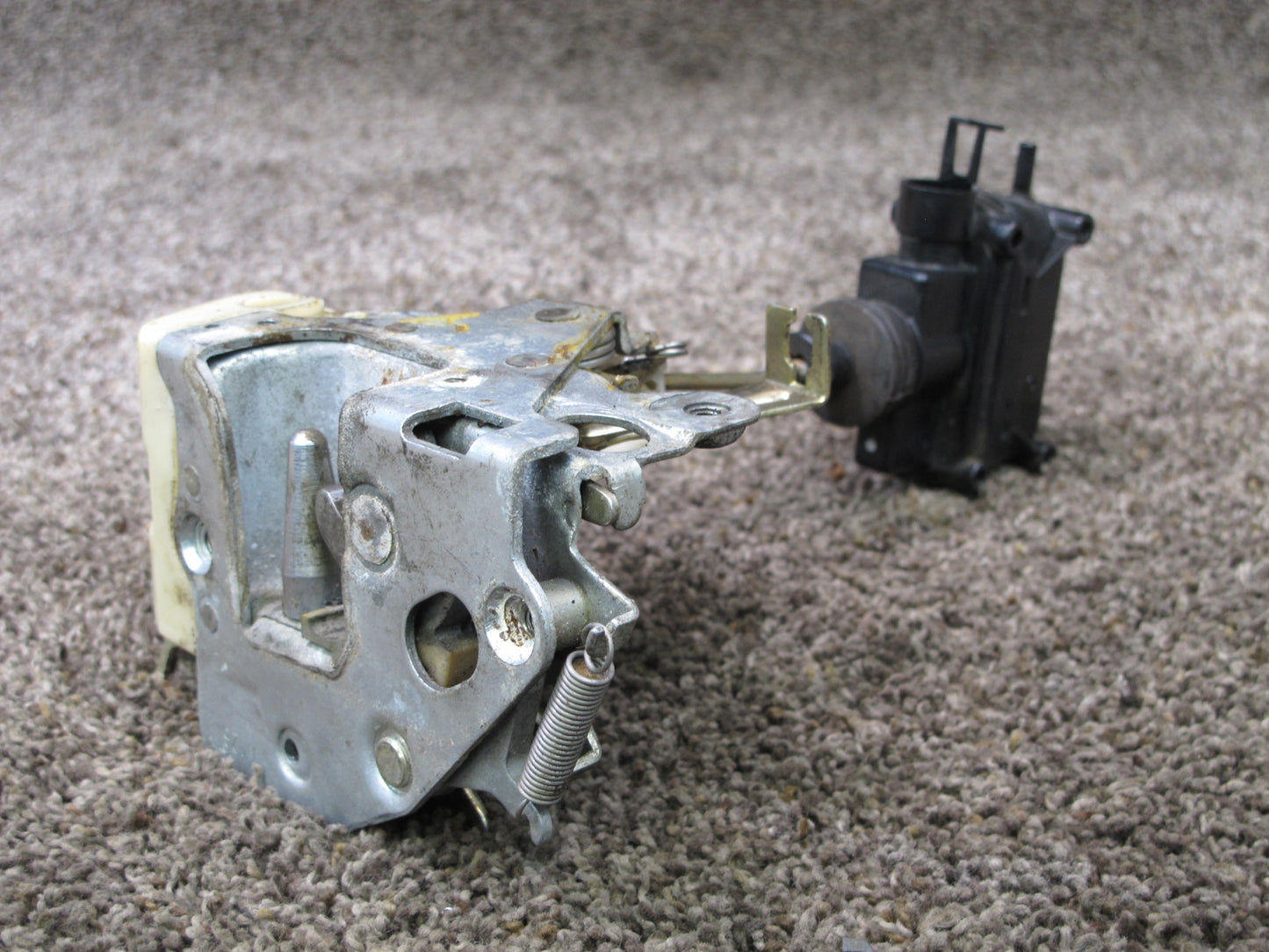 84-91 MERCEDES W126 C126 COUPE LEFT DOOR LOCK LATCH ACTUATOR OEM