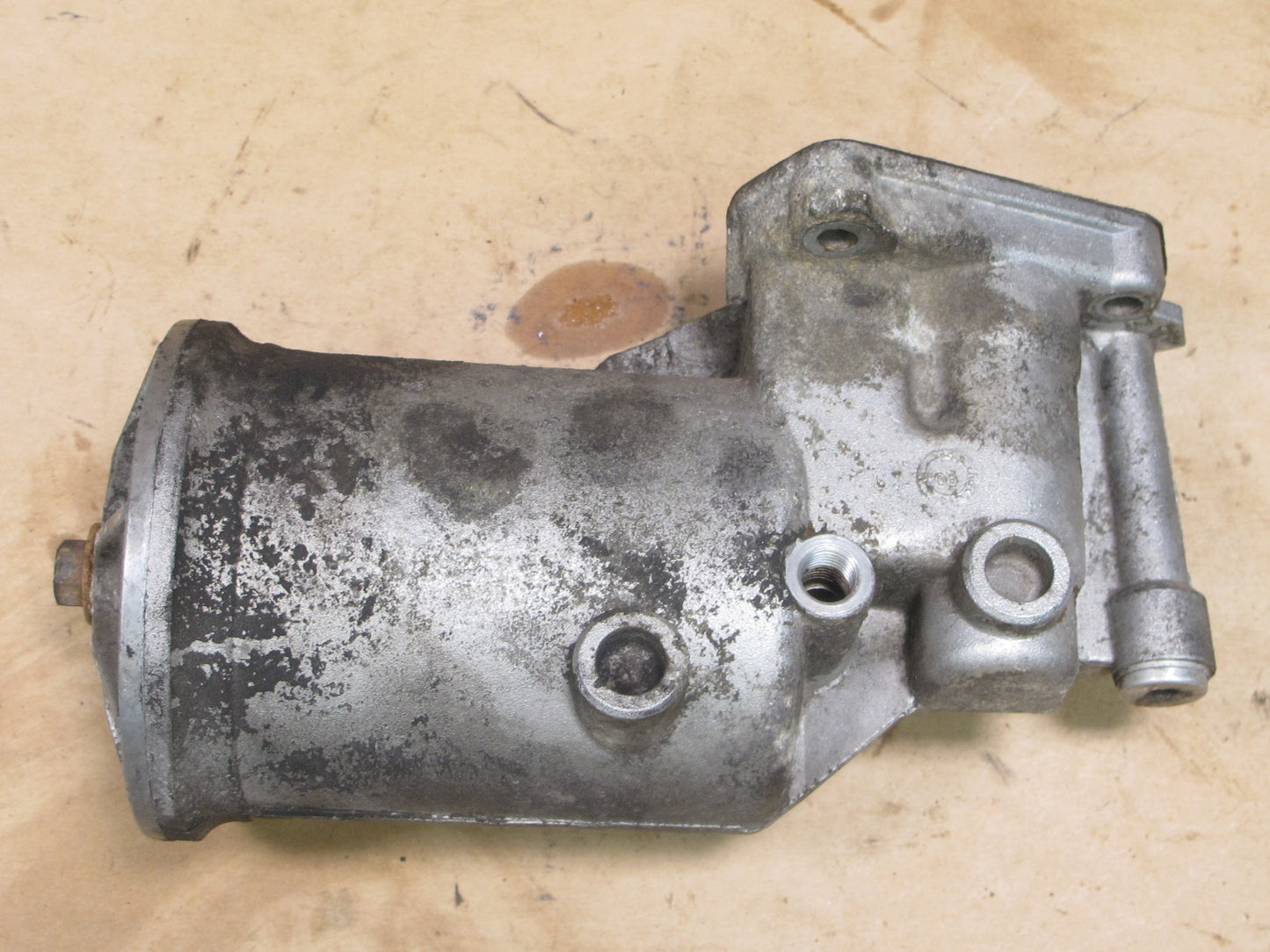 84-91 MERCEDES W126 C126 ENGINE OIL FILTER HOUSING ASSEMBLY 1171802611 OEM