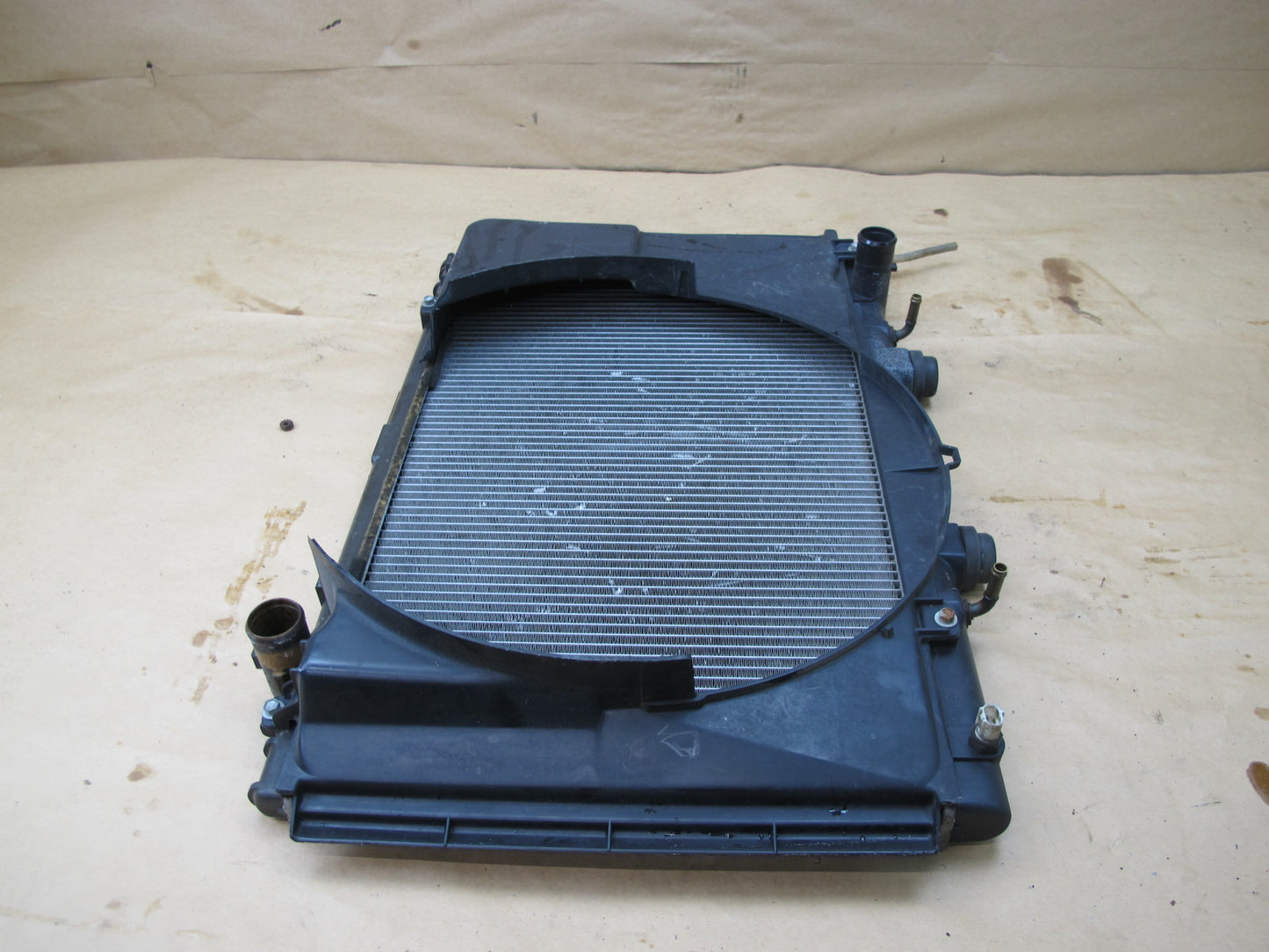 95-00 LEXUS LS400 UCF20 ENGINE COOLING RADIATOR & SHROUD OEM