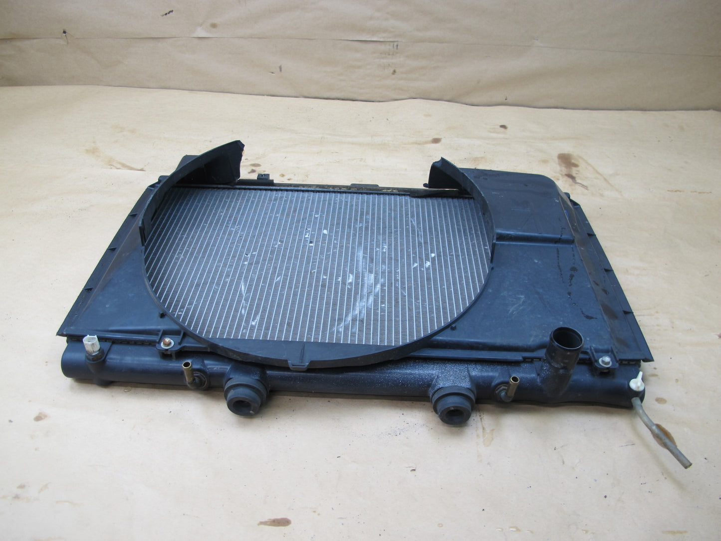 95-00 LEXUS LS400 UCF20 ENGINE COOLING RADIATOR & SHROUD OEM