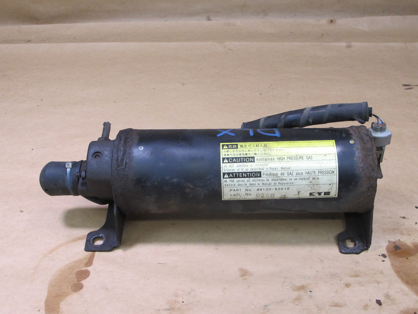 1998-2007 LEXUS J100 LX470 AIR SUSPENSION ACCUMULATOR TANK 49130-60010
