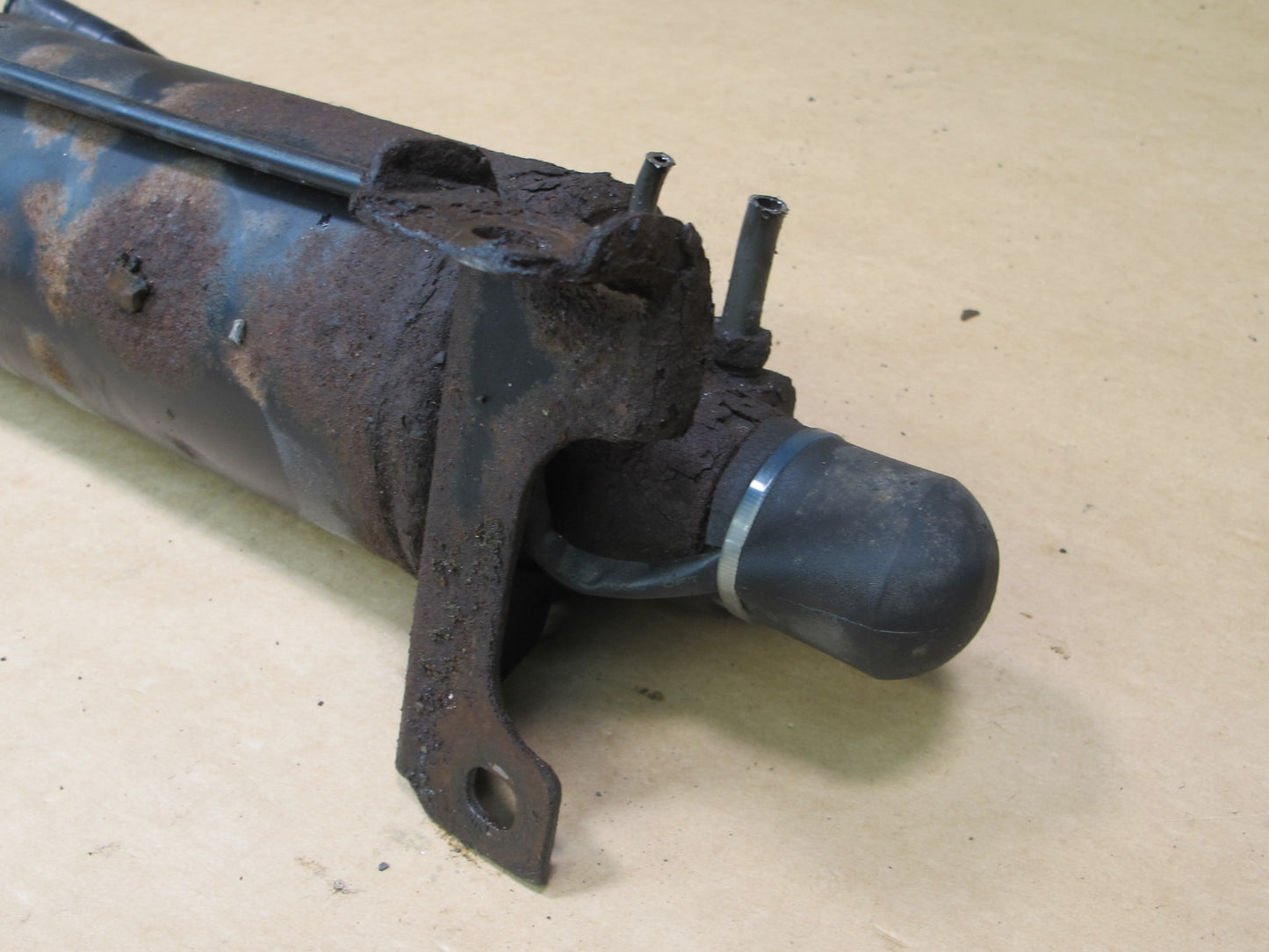 1998-2007 LEXUS J100 LX470 AIR SUSPENSION ACCUMULATOR TANK 49130-60010