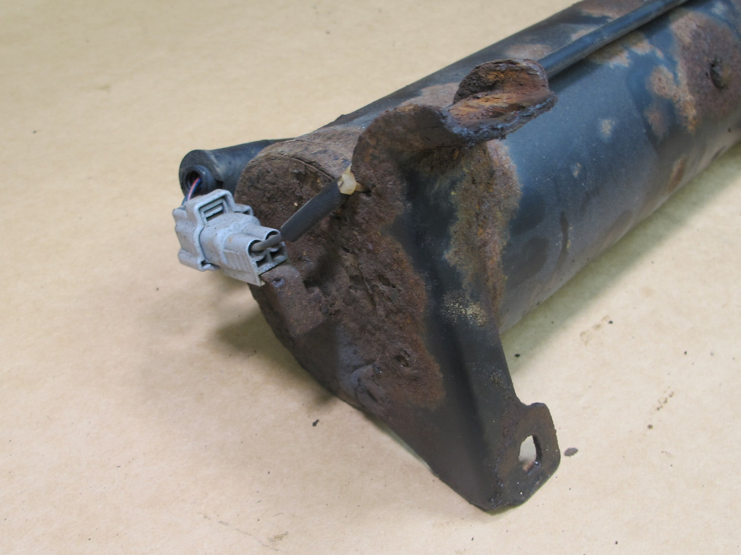1998-2007 LEXUS J100 LX470 AIR SUSPENSION ACCUMULATOR TANK 49130-60010