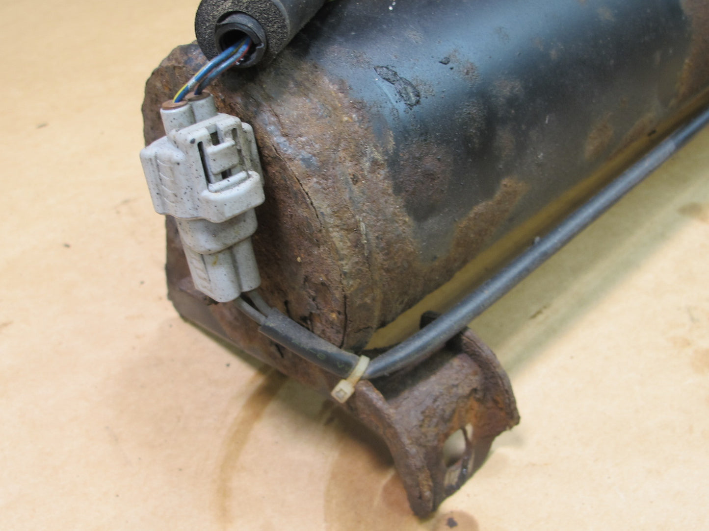 1998-2007 LEXUS J100 LX470 AIR SUSPENSION ACCUMULATOR TANK 49130-60010