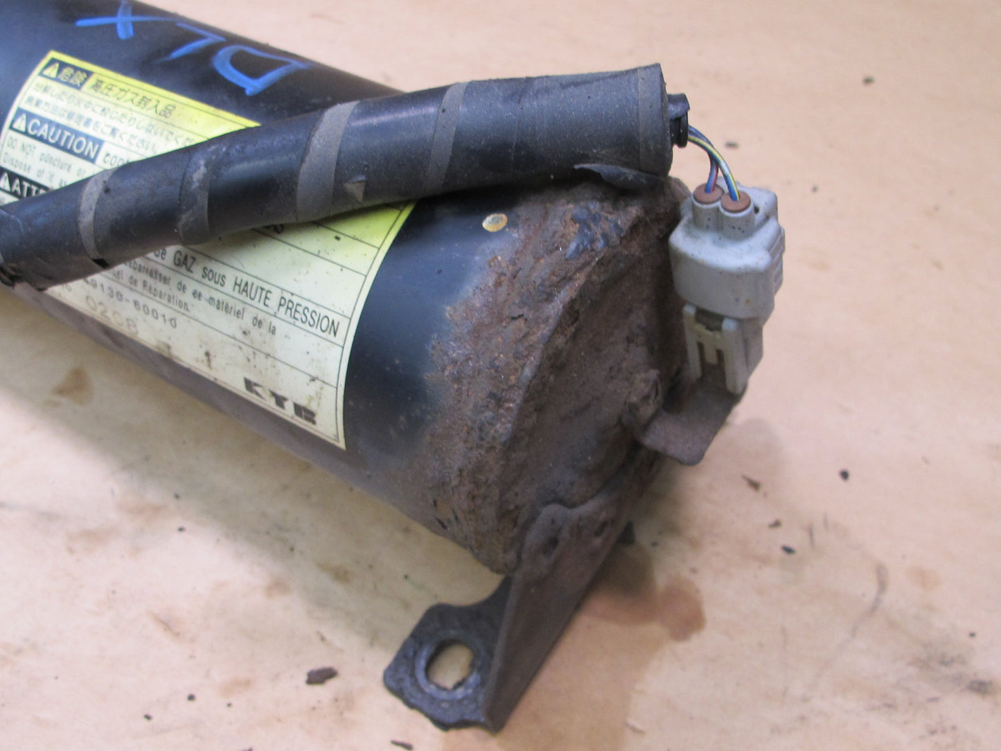 1998-2007 LEXUS J100 LX470 AIR SUSPENSION ACCUMULATOR TANK 49130-60010