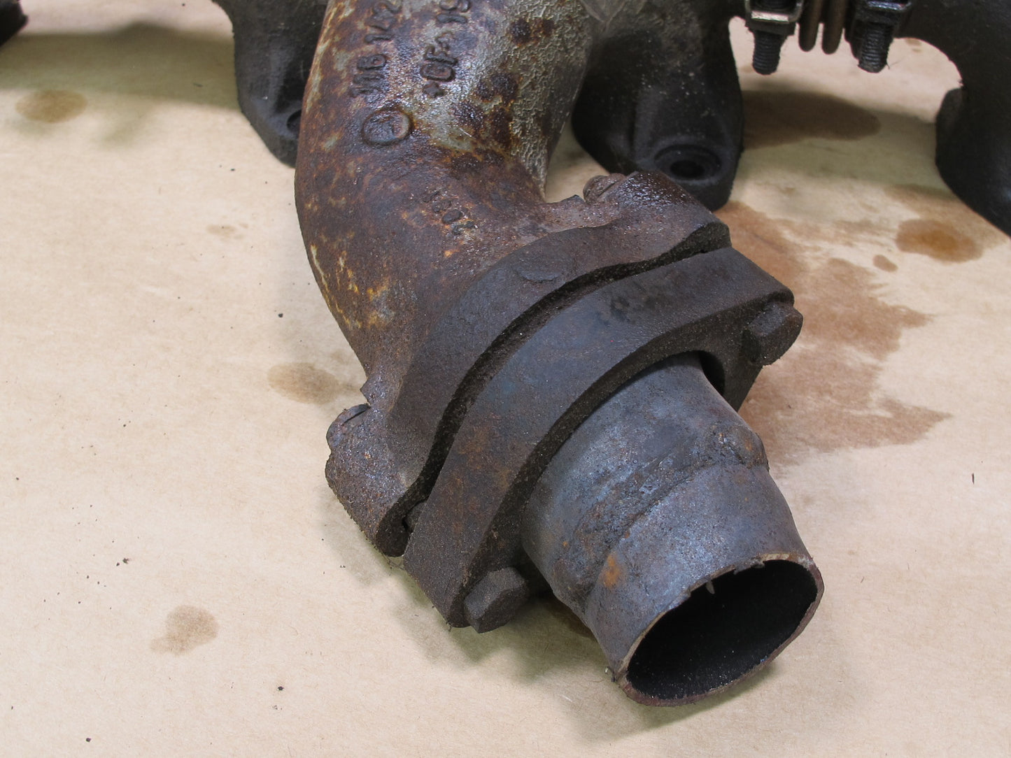 81-85 MERCEDES R107 380SL LEFT EXHAUST MANIFOLD OEM