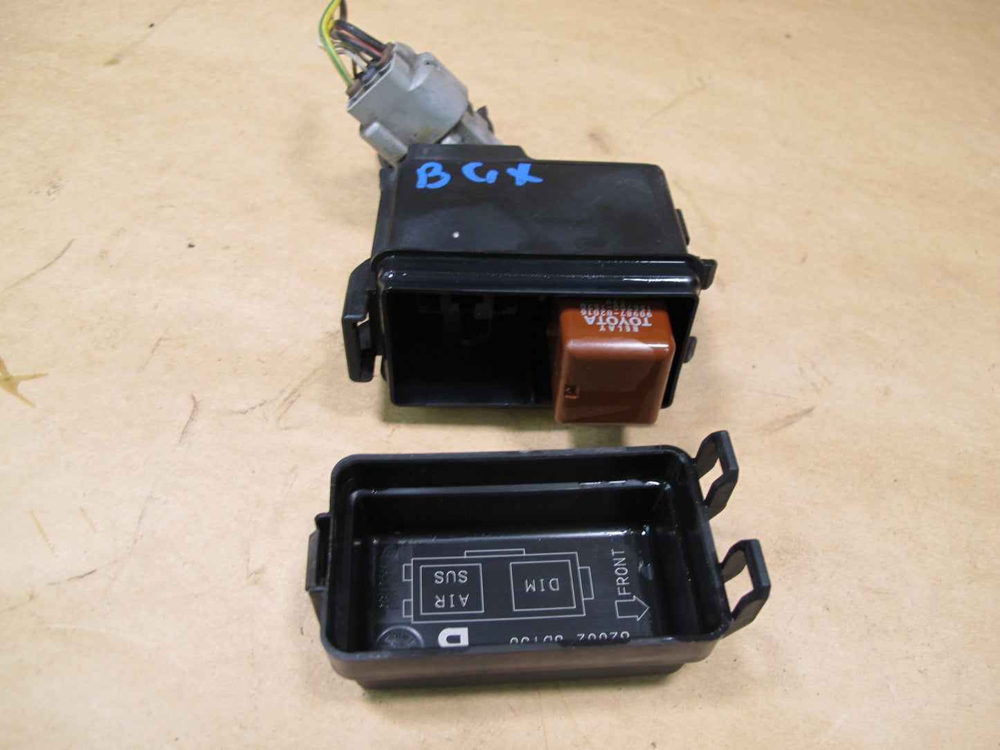 2003-2009 LEXUS UZJ120L GX470 ENGINE BAY AIR SUSPENSION SMALL FUSE RELAY BOX