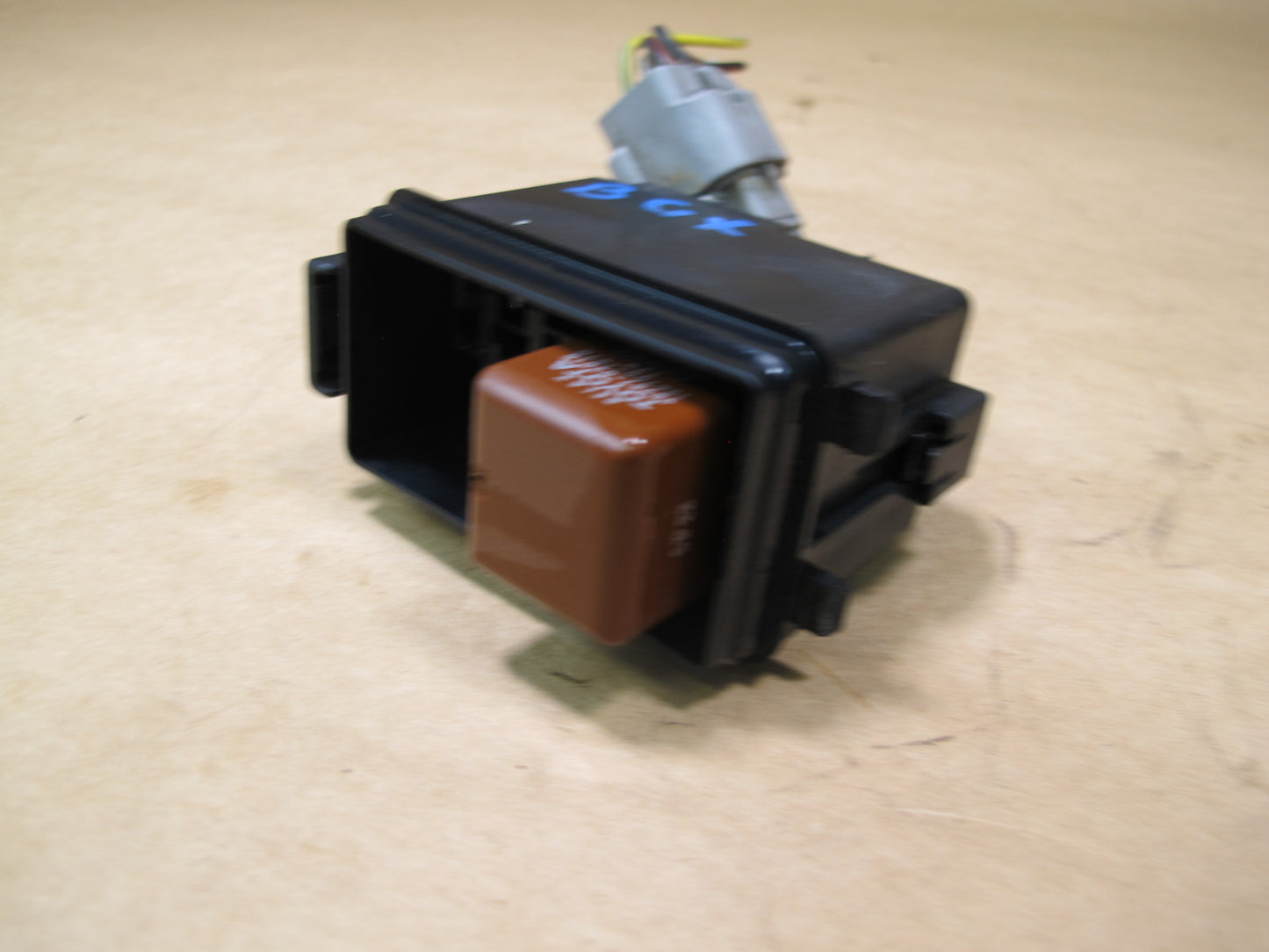 2003-2009 LEXUS UZJ120L GX470 ENGINE BAY AIR SUSPENSION SMALL FUSE RELAY BOX