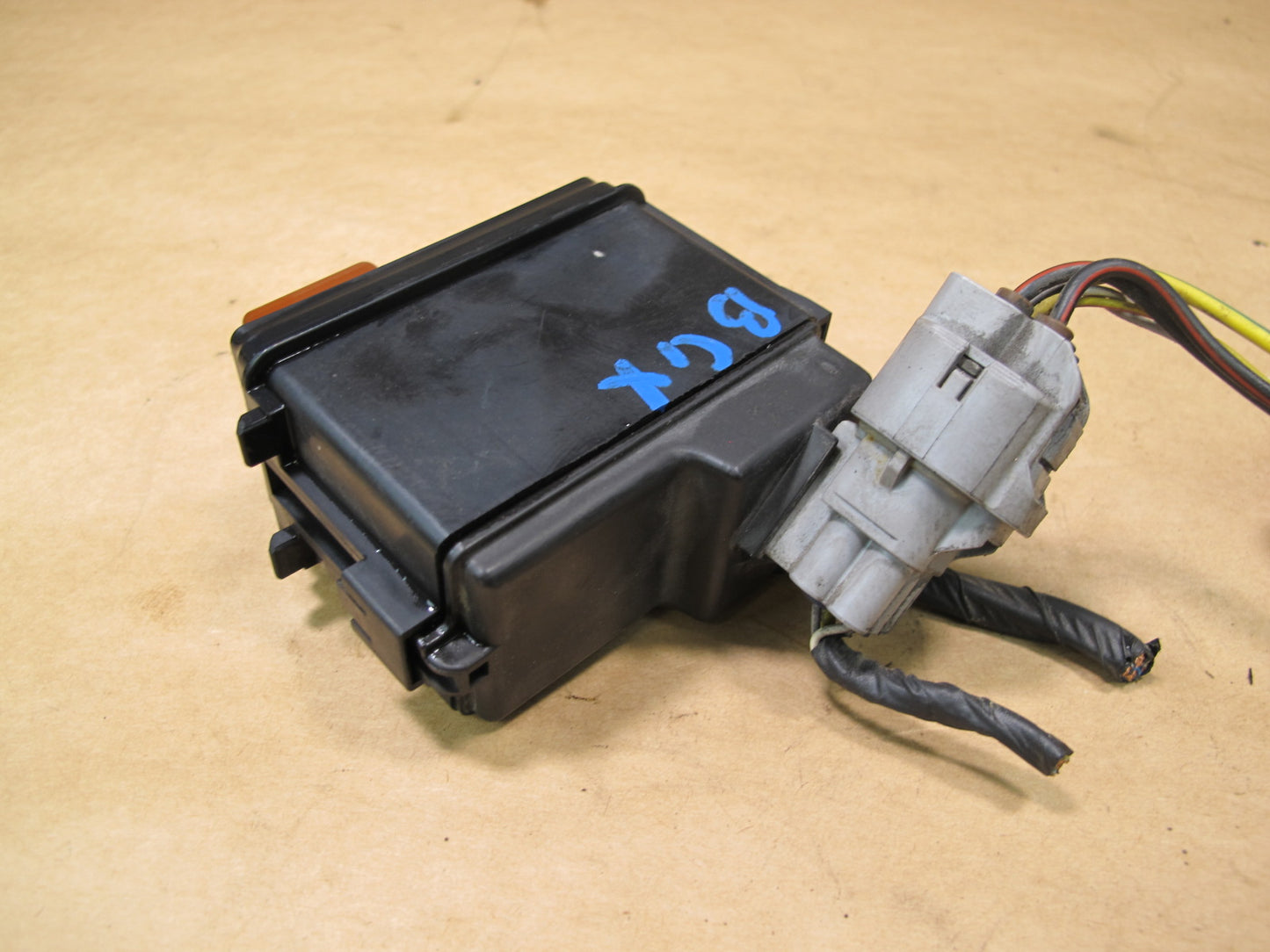 2003-2009 LEXUS UZJ120L GX470 ENGINE BAY AIR SUSPENSION SMALL FUSE RELAY BOX