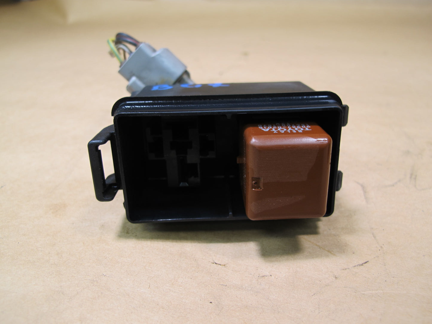2003-2009 LEXUS UZJ120L GX470 ENGINE BAY AIR SUSPENSION SMALL FUSE RELAY BOX