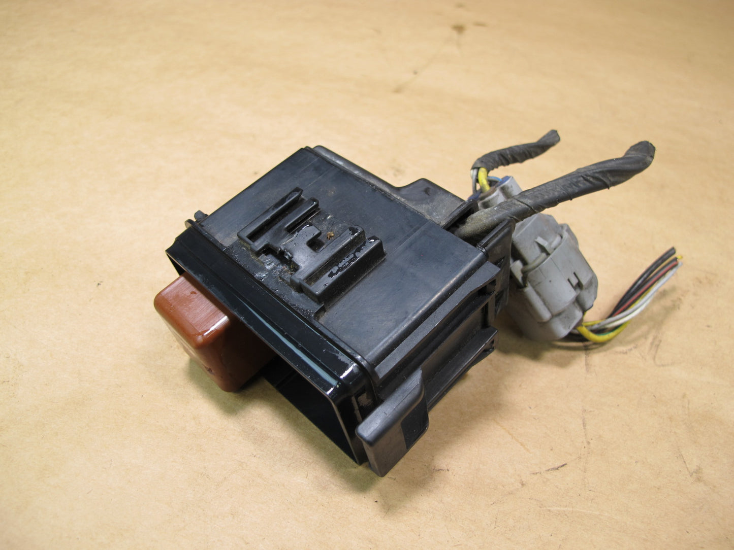 2003-2009 LEXUS UZJ120L GX470 ENGINE BAY AIR SUSPENSION SMALL FUSE RELAY BOX