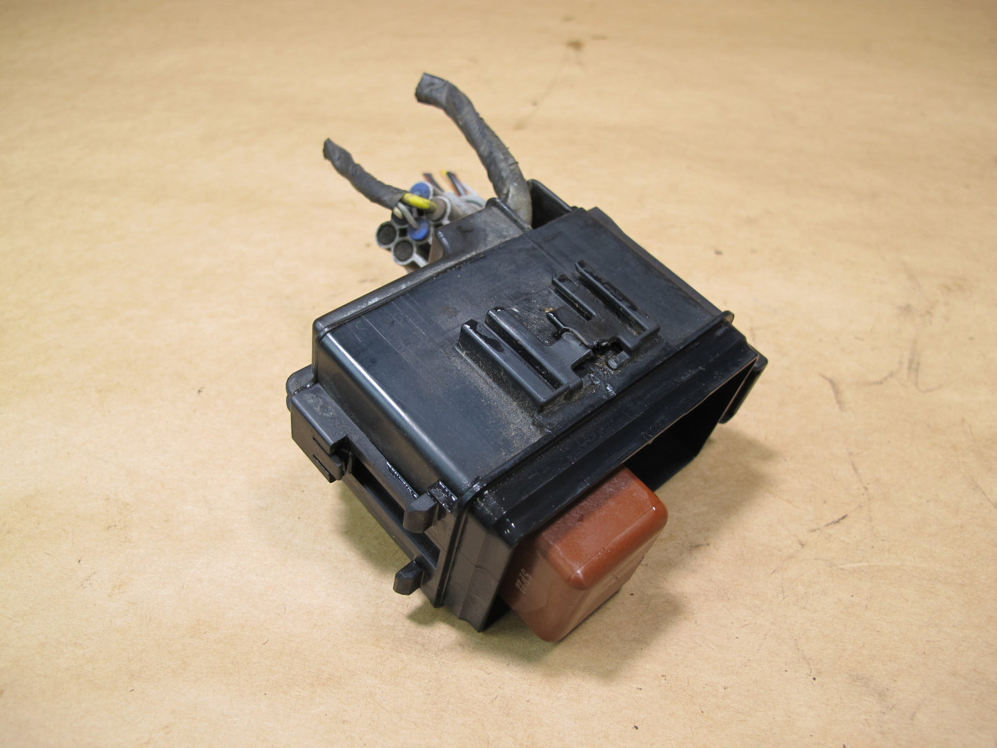 2003-2009 LEXUS UZJ120L GX470 ENGINE BAY AIR SUSPENSION SMALL FUSE RELAY BOX