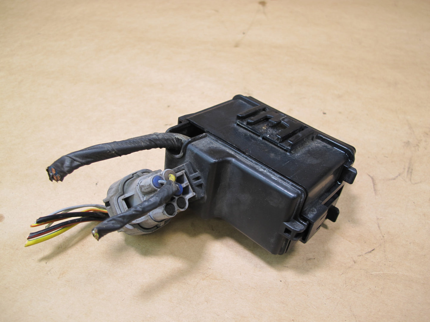 2003-2009 LEXUS UZJ120L GX470 ENGINE BAY AIR SUSPENSION SMALL FUSE RELAY BOX