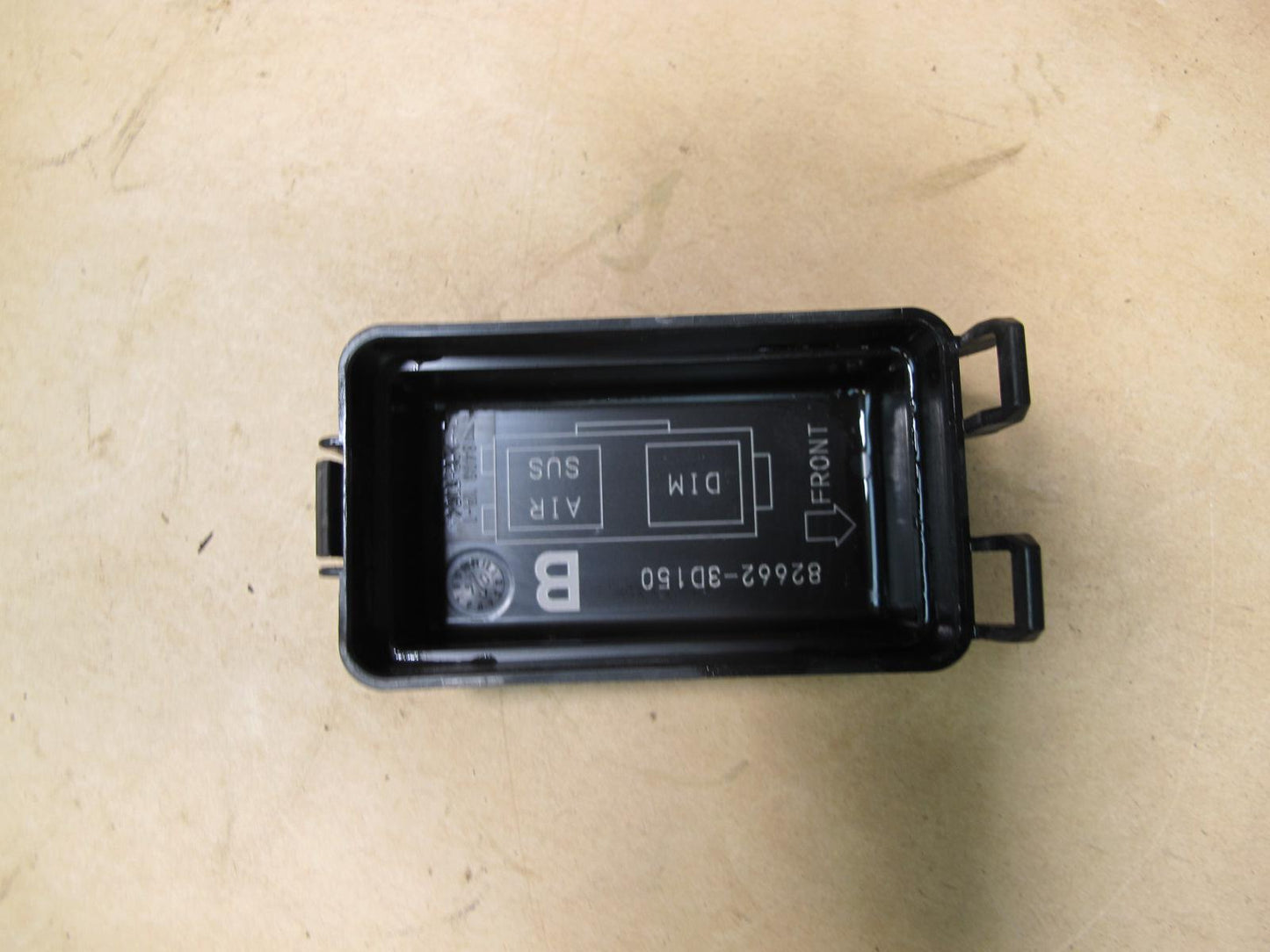 2003-2009 LEXUS UZJ120L GX470 ENGINE BAY AIR SUSPENSION SMALL FUSE RELAY BOX