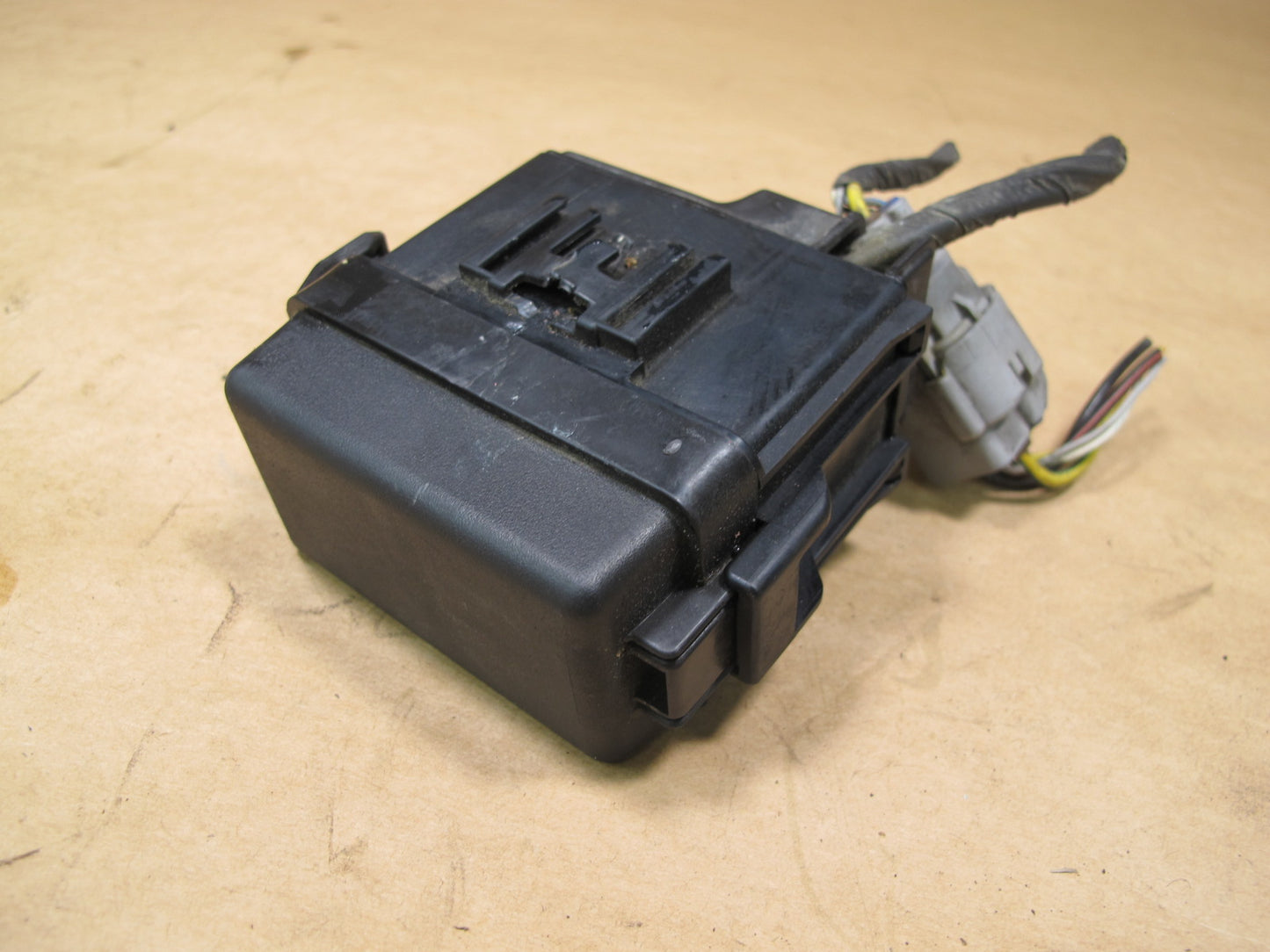 2003-2009 LEXUS UZJ120L GX470 ENGINE BAY AIR SUSPENSION SMALL FUSE RELAY BOX