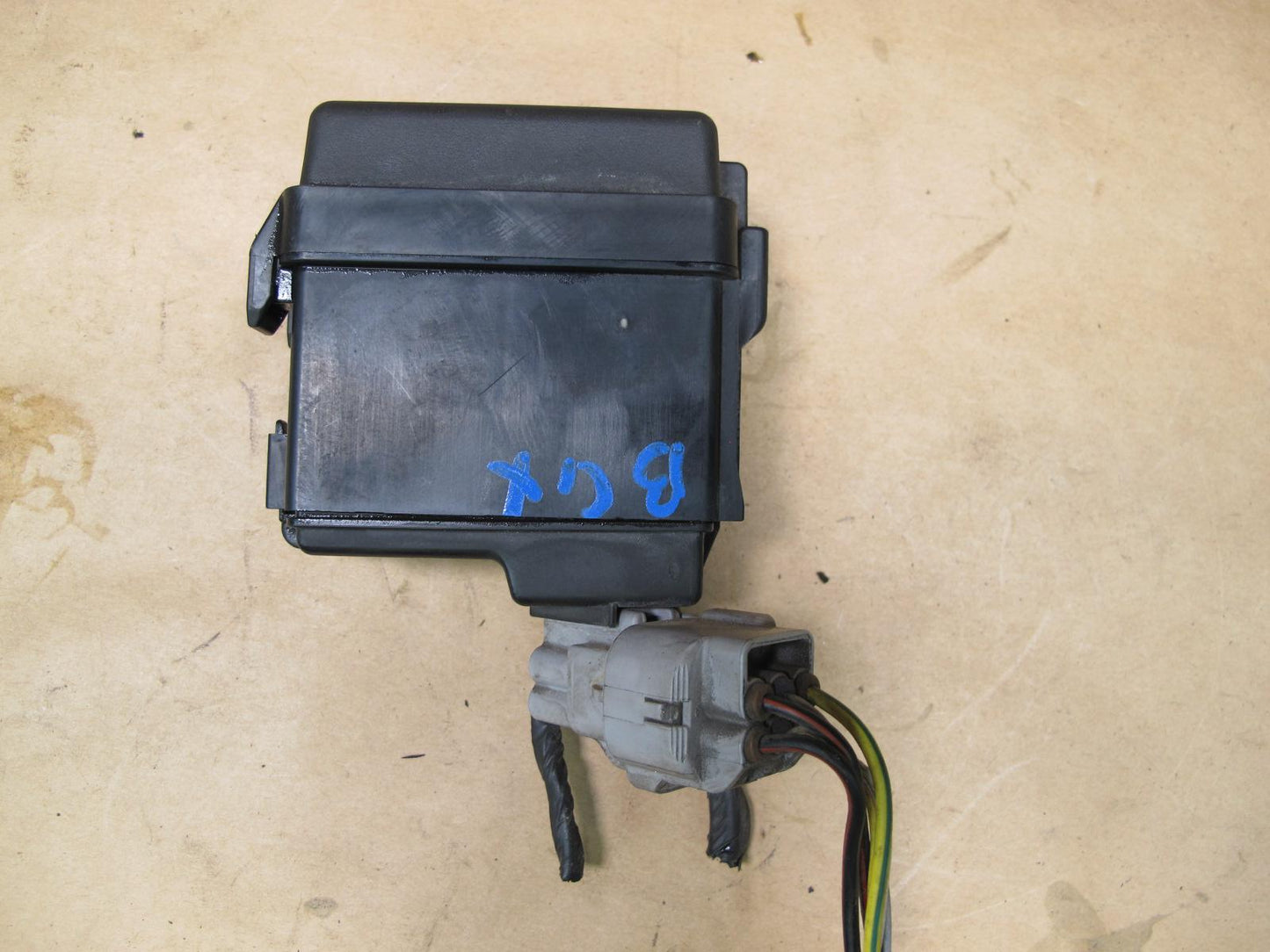 2003-2009 LEXUS UZJ120L GX470 ENGINE BAY AIR SUSPENSION SMALL FUSE RELAY BOX