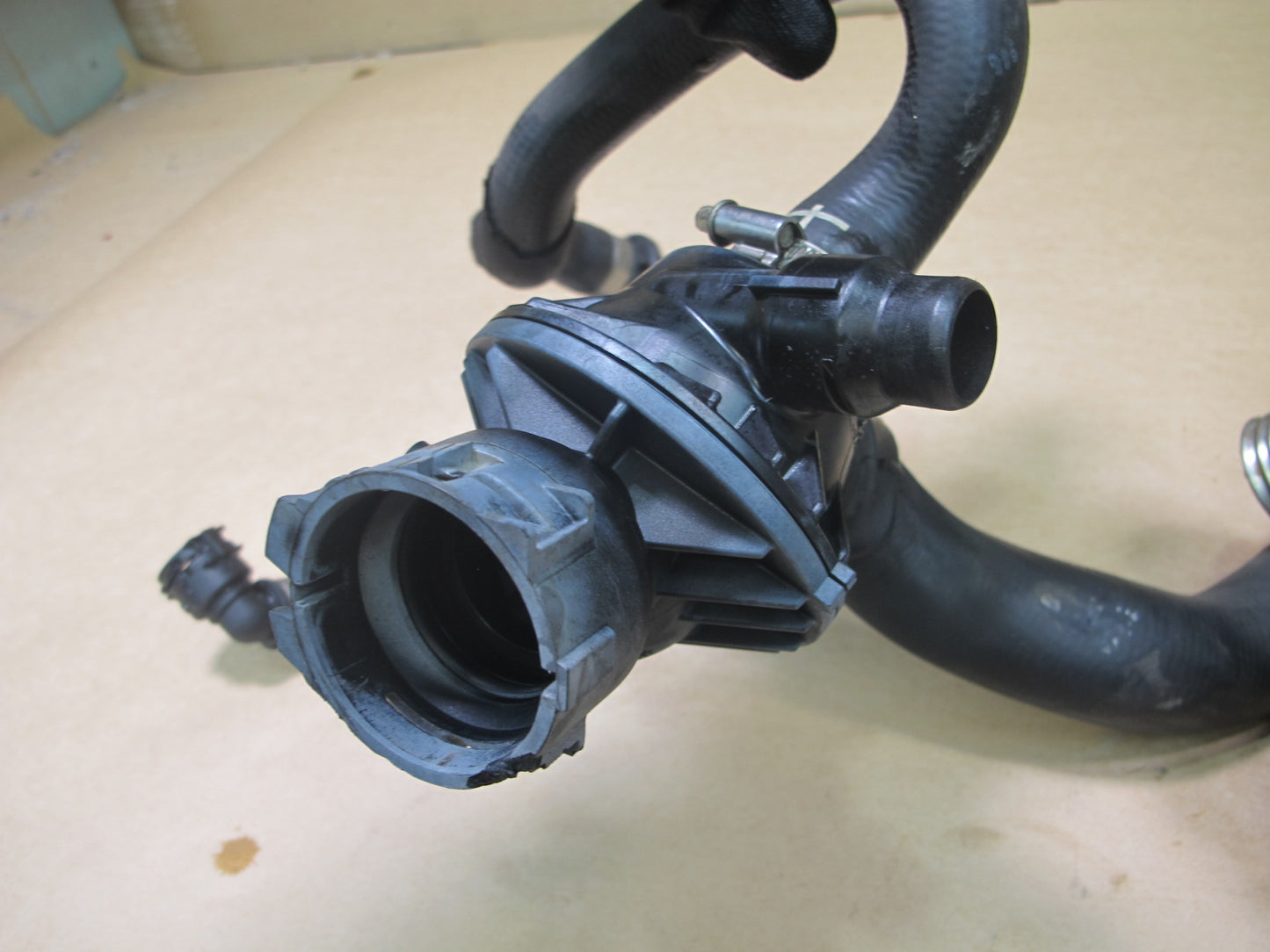 12-15 BMW F30 F31 3.0L N55 ENGINE THERMOSTAT WATER PUMP OUTLET COOLANT HOSE PIPE