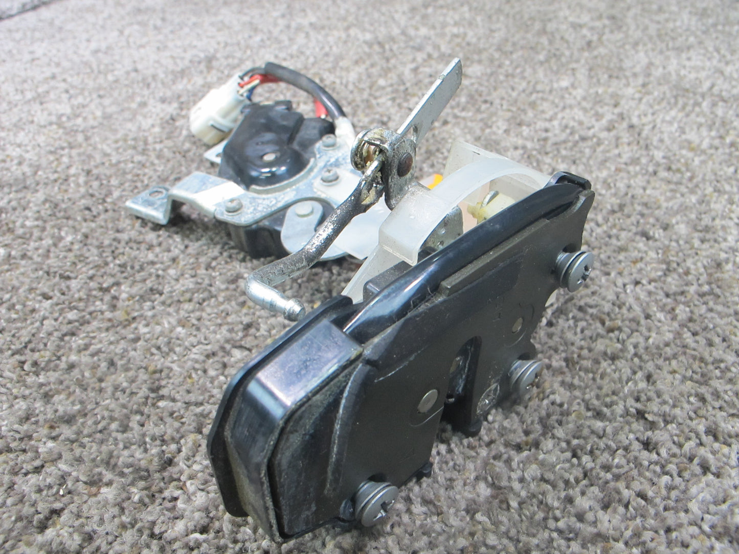 92-96 LEXUS ES300 REAR RIGHT PASSENGER SIDE DOOR LATCH LOCK ACTUATOR OEM