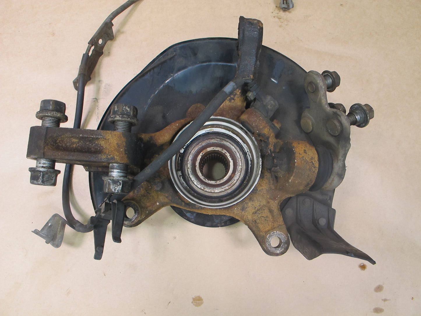 92-96 LEXUS ES300 FRONT RIGHT PASSENGER SIDE SPINDLE KNUCKLE WHEEL HUB OEM