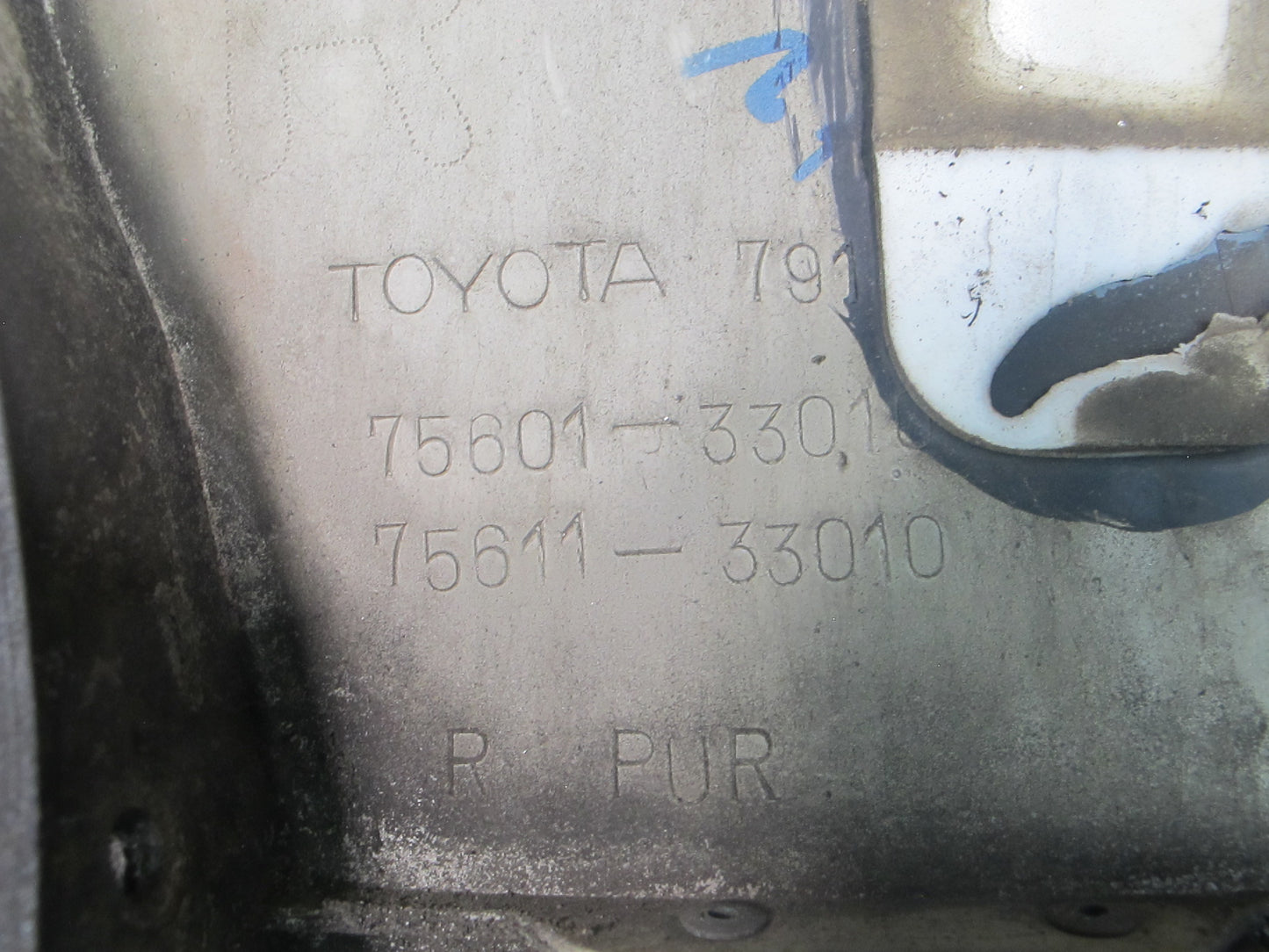 1992-1996 Lexus ES300 Front Right Side Moulding Dark Grey 75601-33010 OEM