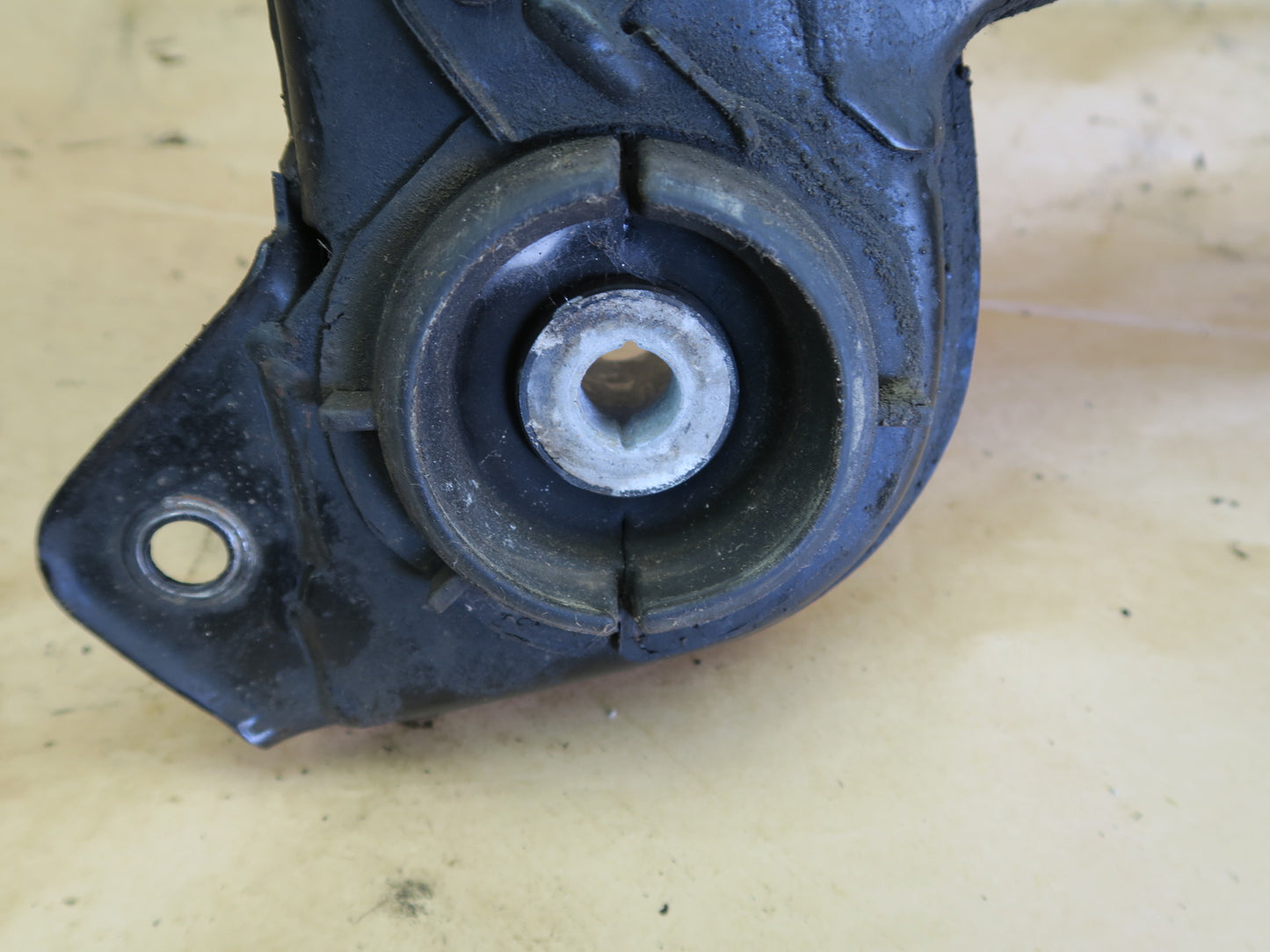 92-94 LEXUS ES300 FRONT SUSPENSION CROSSMEMBER CRADLE SUB FRAME OEM