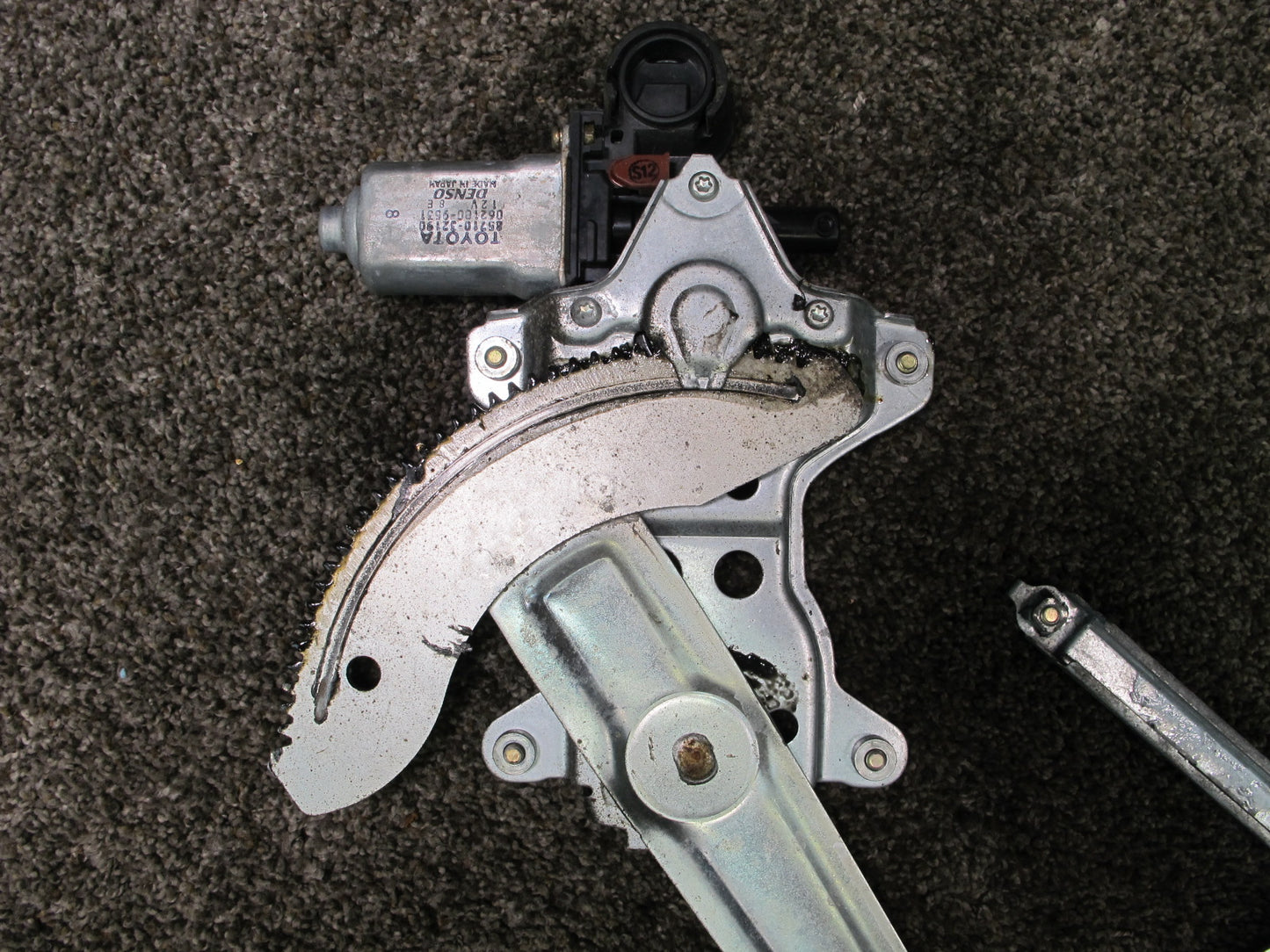 04-06 TOYOTA SCION XB FRONT RIGHT SIDE DOOR POWER WINDOW REGULATOR W/ MOTOR OEM