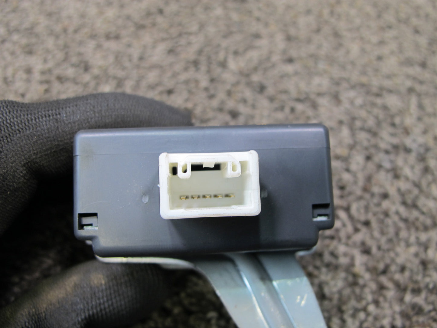 04-06 TOYOTA SCION XB DOOR COMPUTER CONTROL MODULE RELAY W/ BRACKET OEM