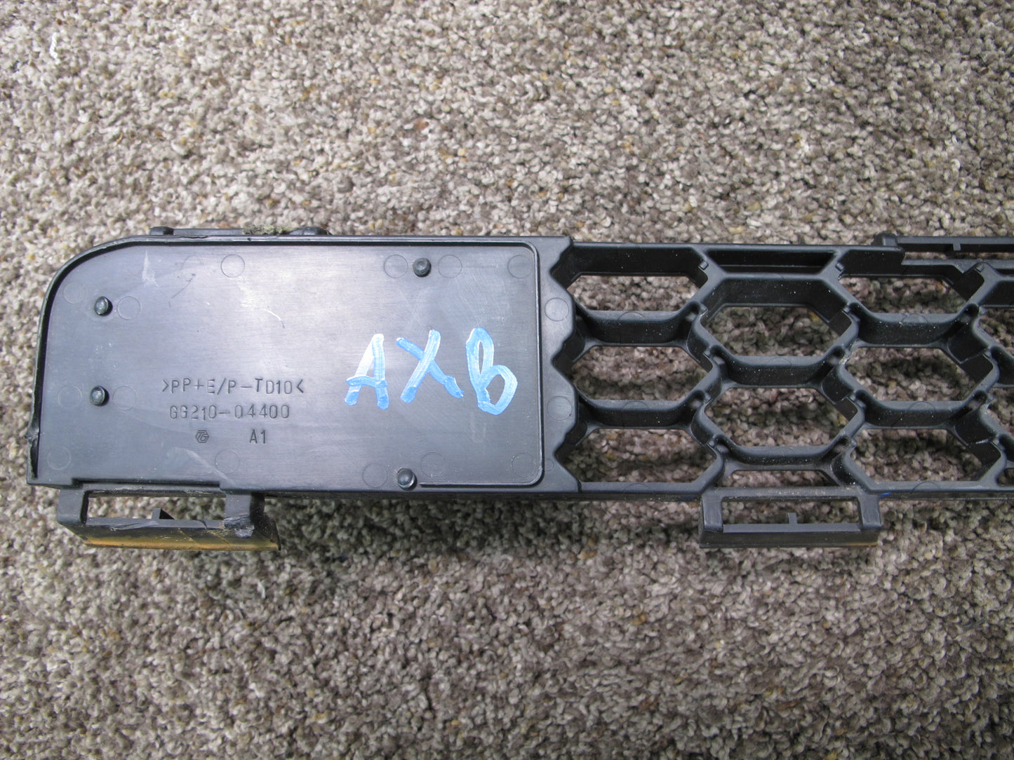 04-06 TOYOTA SCION XB FRONT BUMPER CENTER LOWER GRILLE OEM