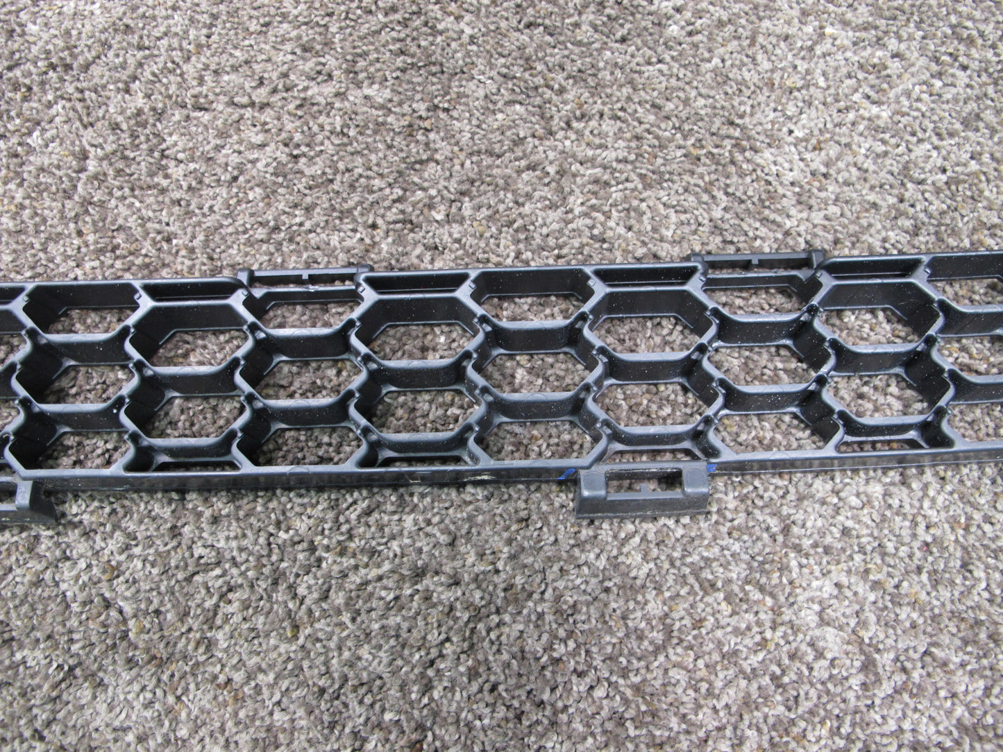 04-06 TOYOTA SCION XB FRONT BUMPER CENTER LOWER GRILLE OEM