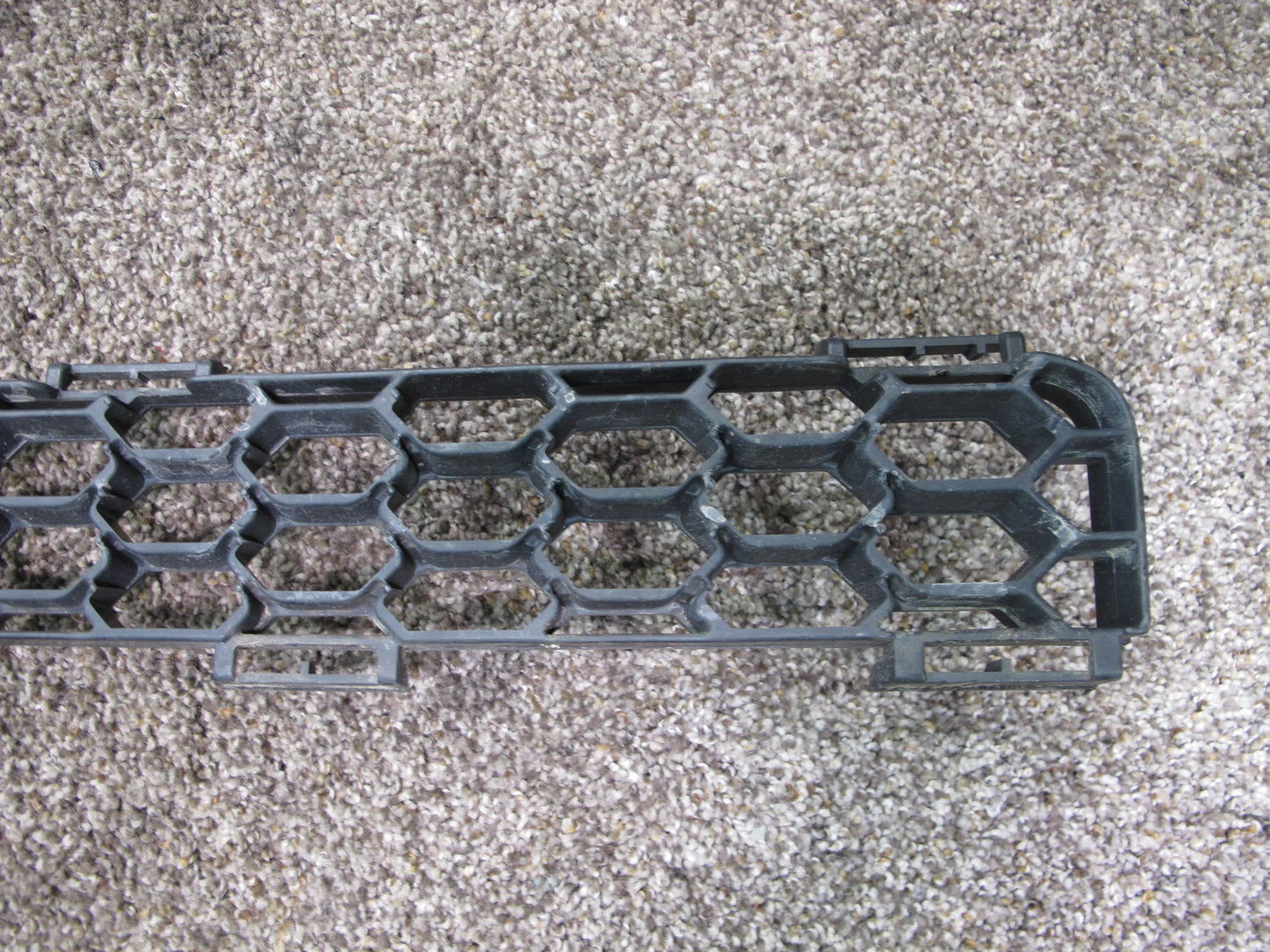 04-06 TOYOTA SCION XB FRONT BUMPER CENTER LOWER GRILLE OEM
