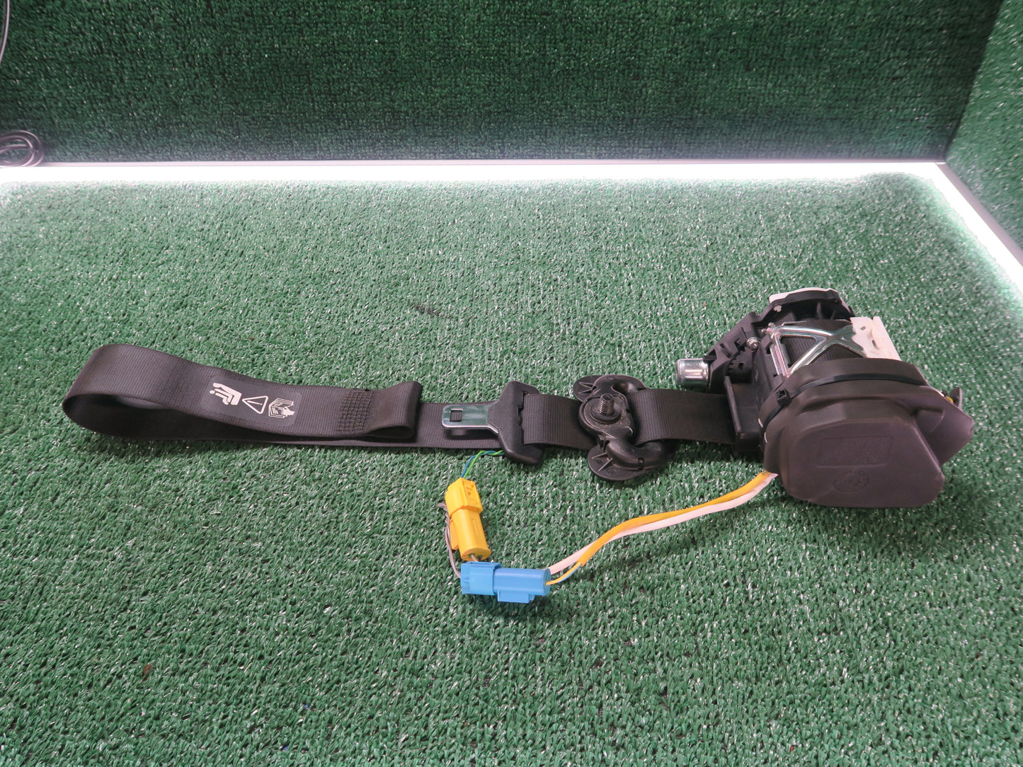 2007-2013 BMW 1-Series Coupe E82 128i 135i Front Right Seat Belt Retractor OEM