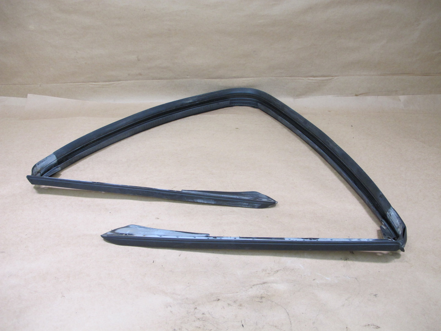 2005-2008 Porsche Boxster 987 Front Windshield Weatherstrip Rubber Seal