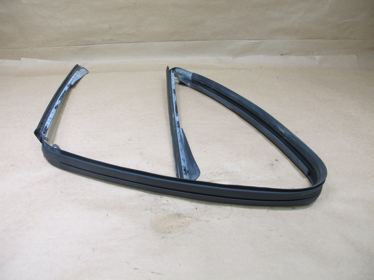 2005-2008 Porsche Boxster 987 Front Windshield Weatherstrip Rubber Seal