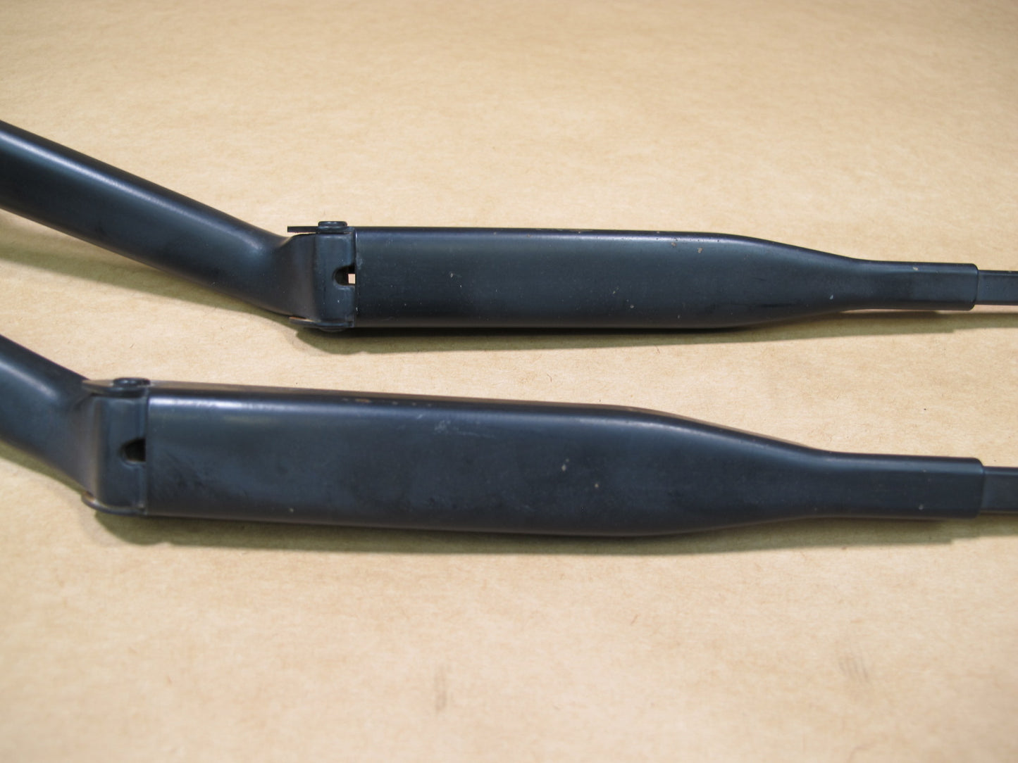 04-08 CHRYSLER CROSSFIRE SET OF 2 FRONT WINDSHIELD RIGHT & LEFT WIPER ARM OEM