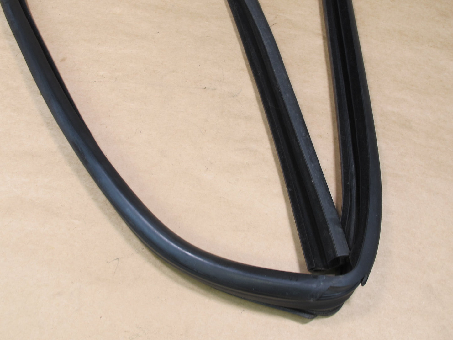 97-03 VW EUROVAN T4 FRONT RIGHT DOOR WEATHERSTRIP RUBBER SEAL OEM