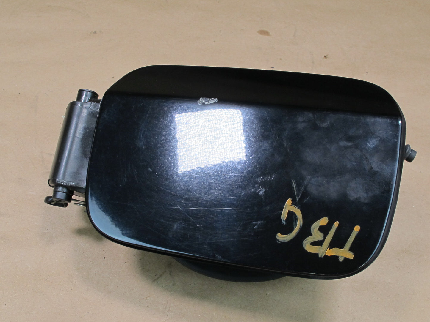 07-11 BMW E90 E91 E92 E93 FUEL DOOR LID COVER W HINGE 7117982 OEM