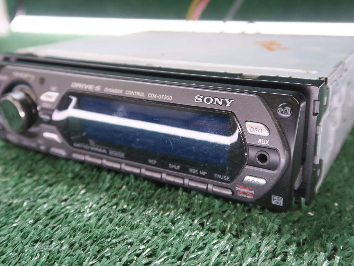 SONY CDX-GT300 Car Stereo Radio CD AUX Head Unit Excellent Condition