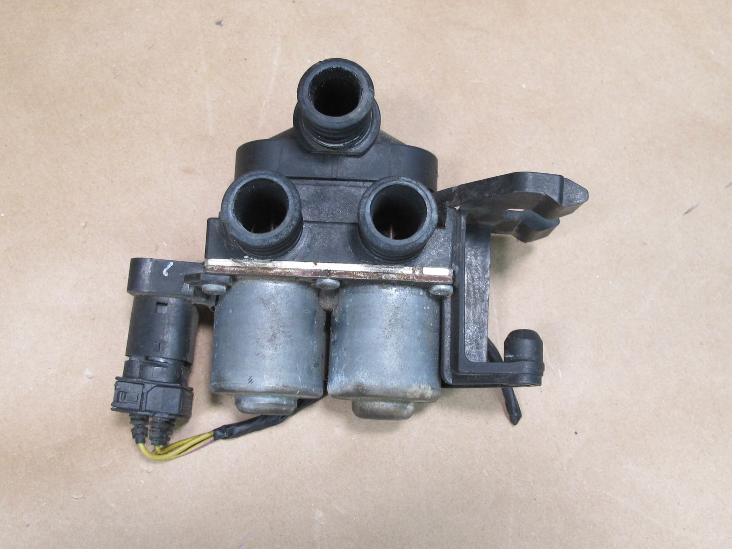 96-99 BMW E36 3-SERIES Heater Water Control Valve Solenoid 8375792 OEM