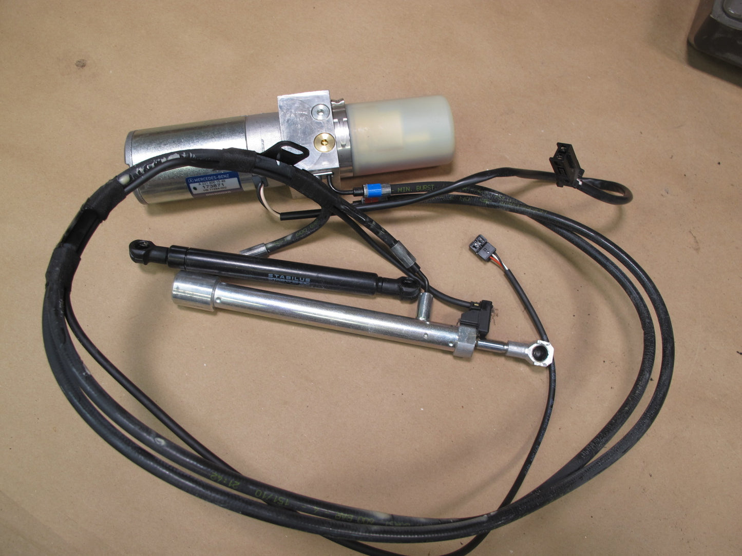 07-13 Mercedes W221 Rear Trunk Lid Hydraulic Pump Motor w Case & Cylinder OEM