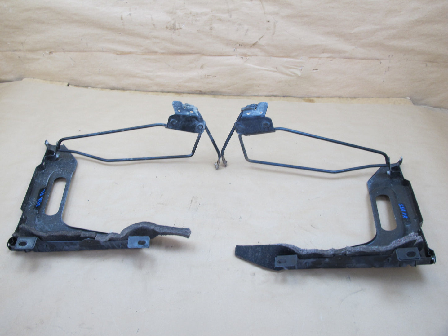 07-10 Saturn SKY Set of 2 Front Left & Right Fender Upper Bracket Support OEM