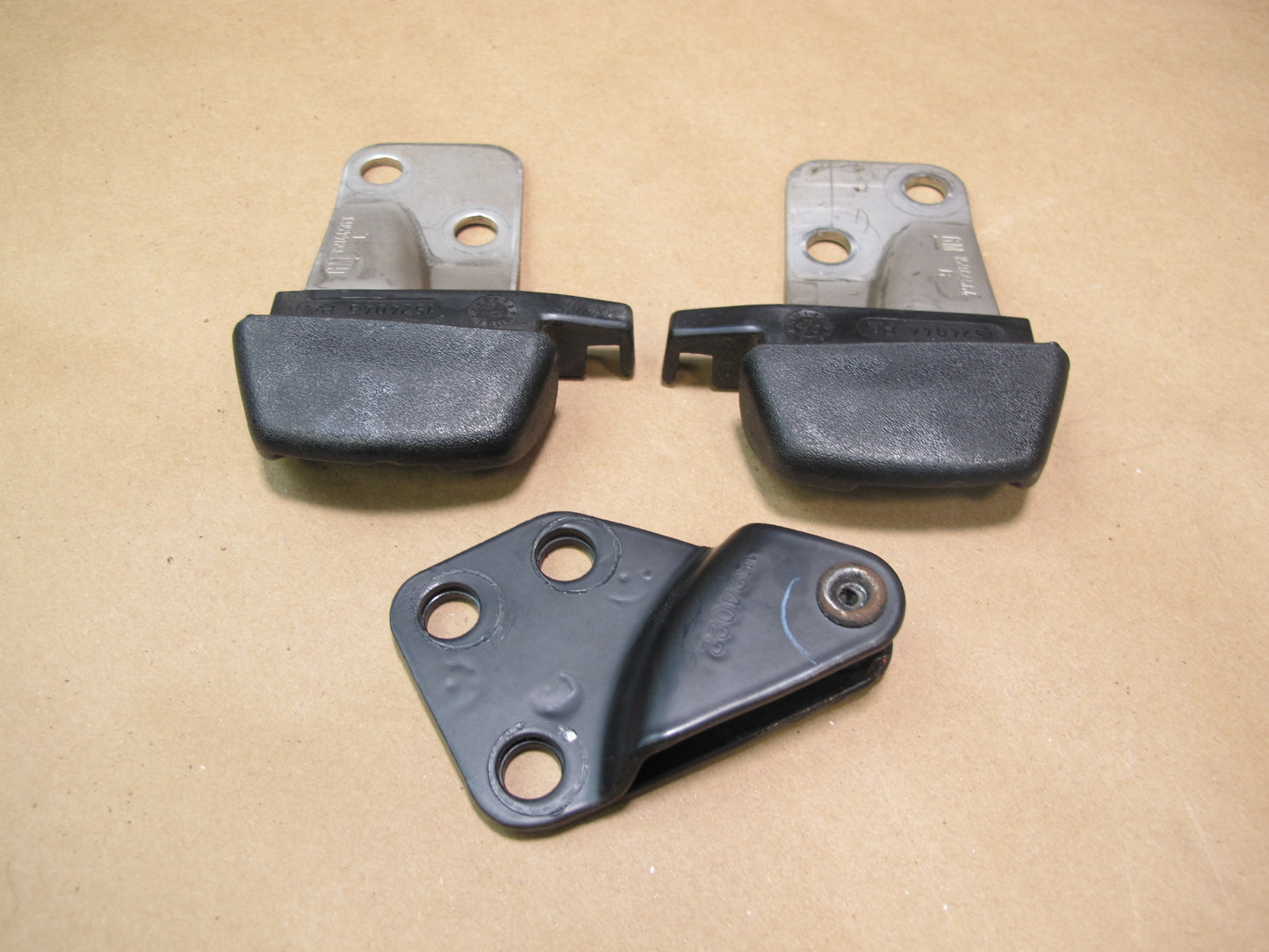 07-10 Saturn SKY Pontiac Solstice Soft TOP Guide Latch Bracket Set OEM